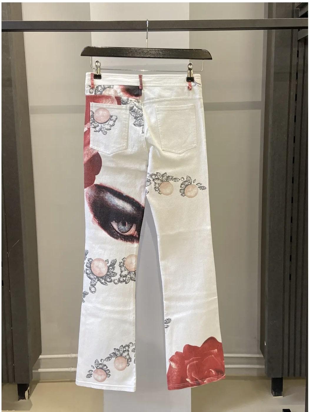 Alexander McQueen
90s Vintage Printed Denim
Size IT 42

Beautiful Alexander McQueen 90s vintage printed denim in a size IT 42. In great condition without any flaws.