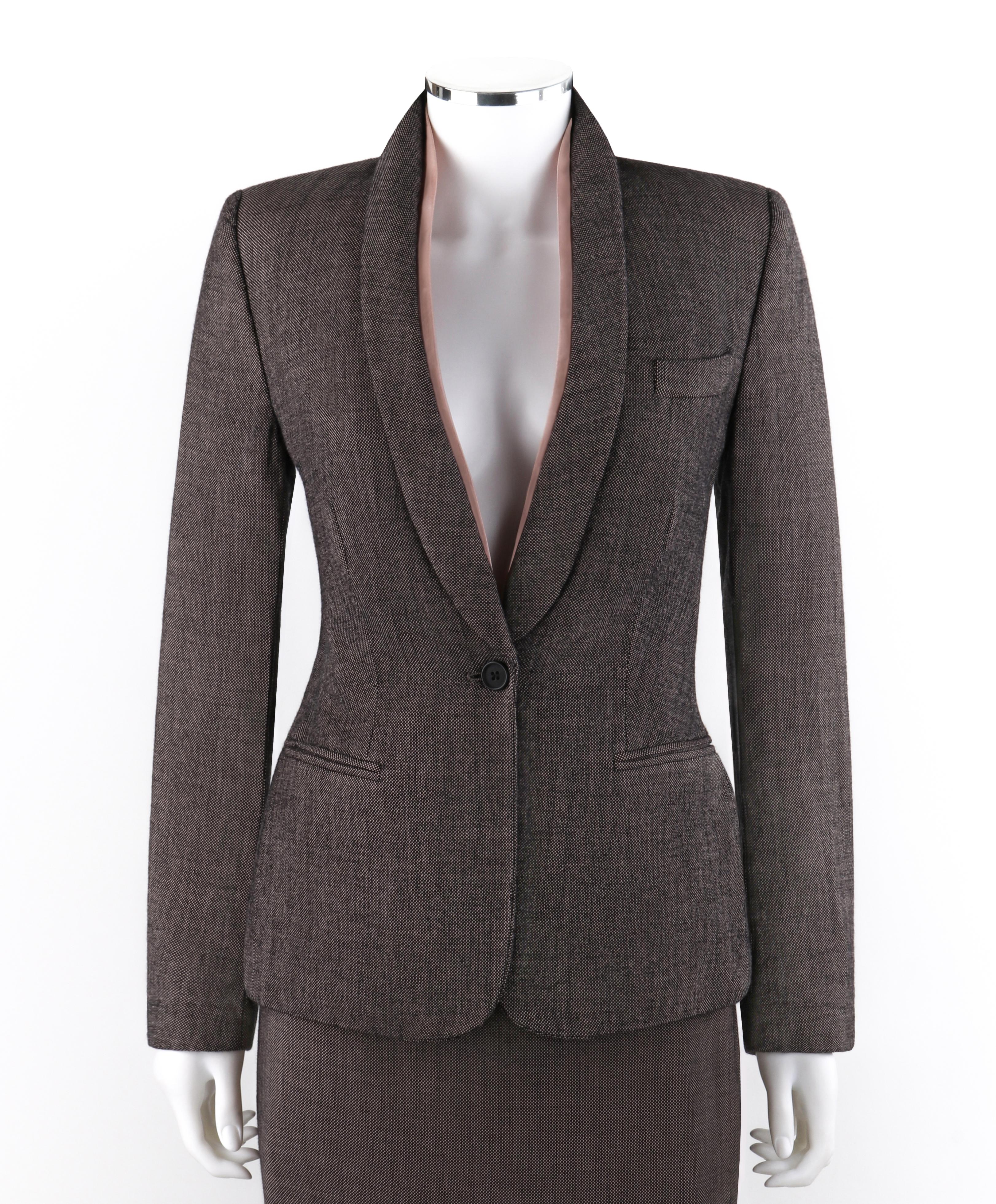  ALEXANDER McQUEEN A/W 1998 “Joan” 2 pc. Removable Collar Blazer Skirt Suit Set

Brand / Manufacturer: Alexander McQueen
Collection: A/W 1998 “Joan”
Designer: Alexander McQueen
Style: Single button blazer jacket with removable collar; sheath