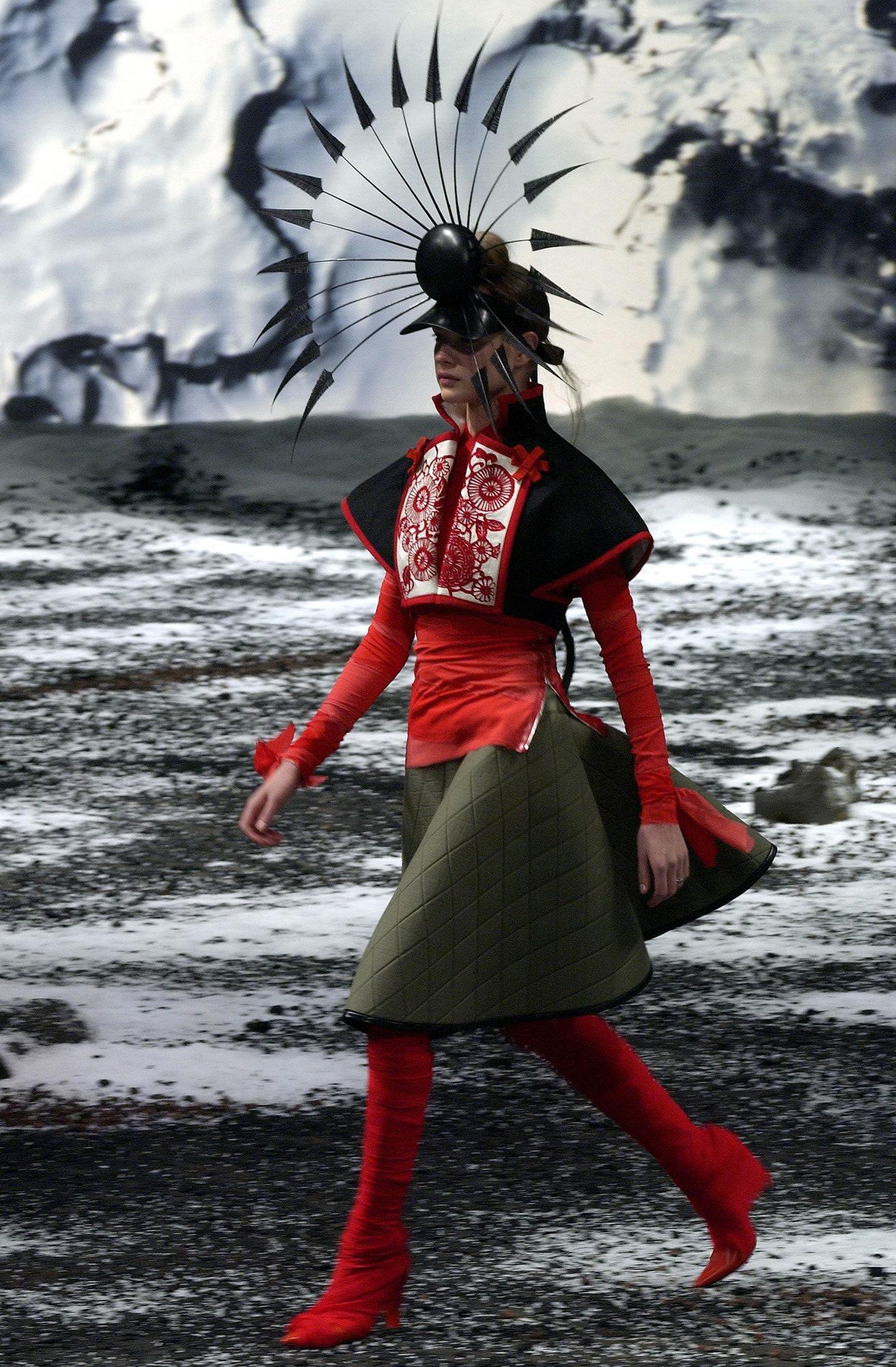 ALEXANDER McQUEEN A/W 2003 Blusa roja de cuello cuadrado acampanado ¾ de manga dolman 5