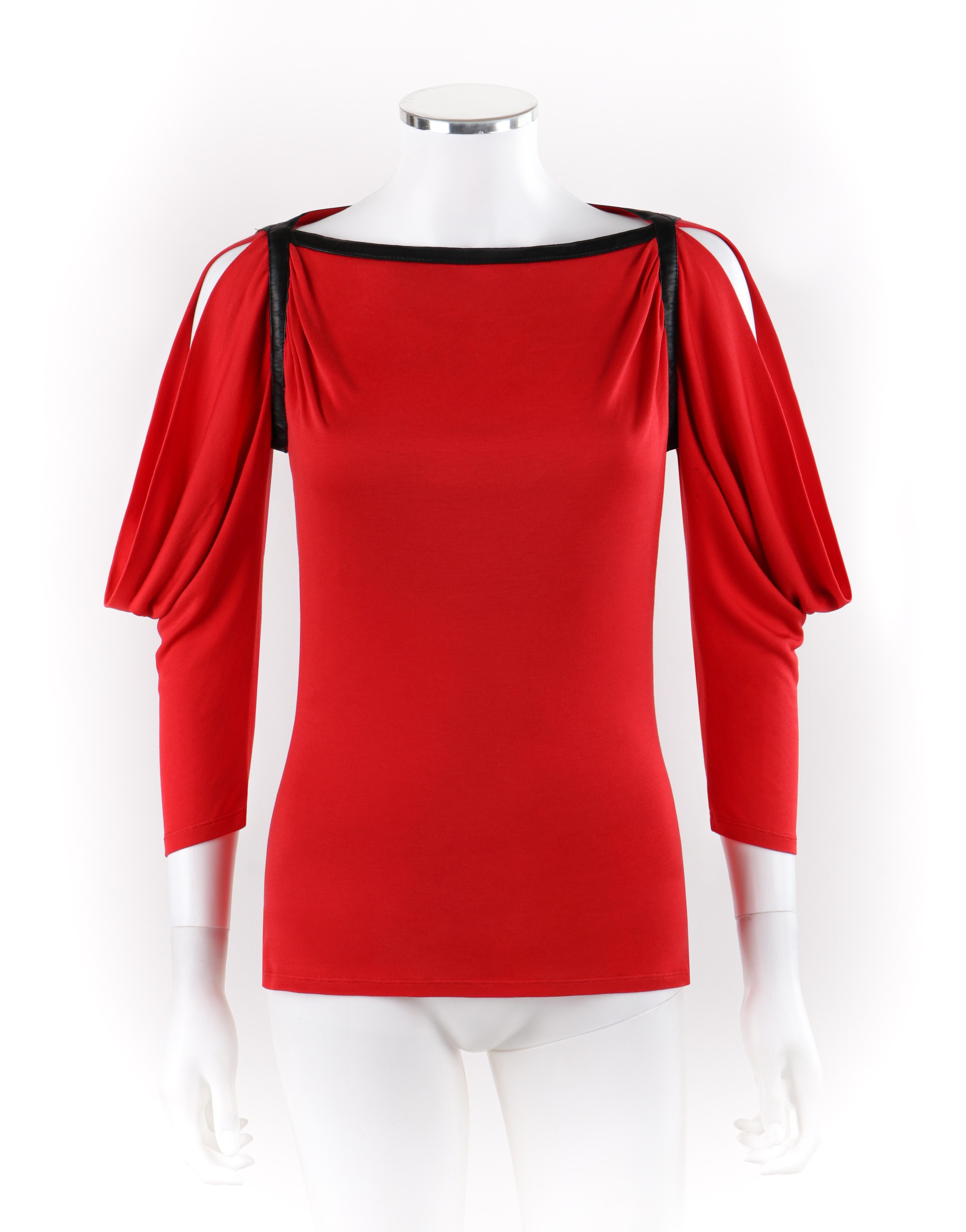 ALEXANDER McQUEEN A/W 2003 Blusa roja de cuello cuadrado acampanado ¾ de manga dolman 
 
Marca / Fabricante: Alexander McQueen 
Colección: A/W 2003 
Estilo: Blusa
Color(es): tonos rojos y negros 
Forrado: No
Contenido del tejido marcado: 78% viscosa