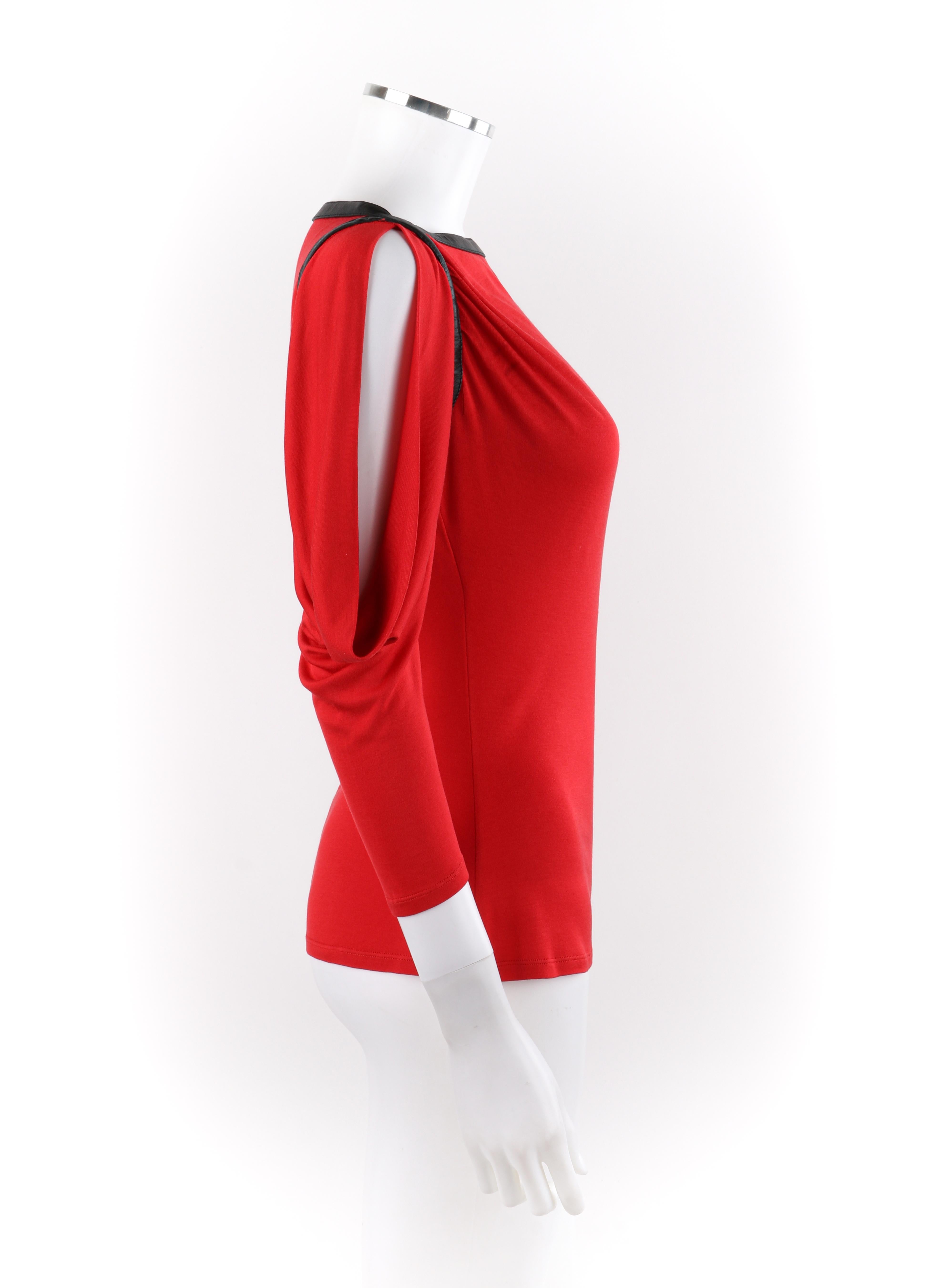 ALEXANDER McQUEEN A/W 2003 Blusa roja de cuello cuadrado acampanado ¾ de manga dolman en Bueno Estado en Thiensville, WI