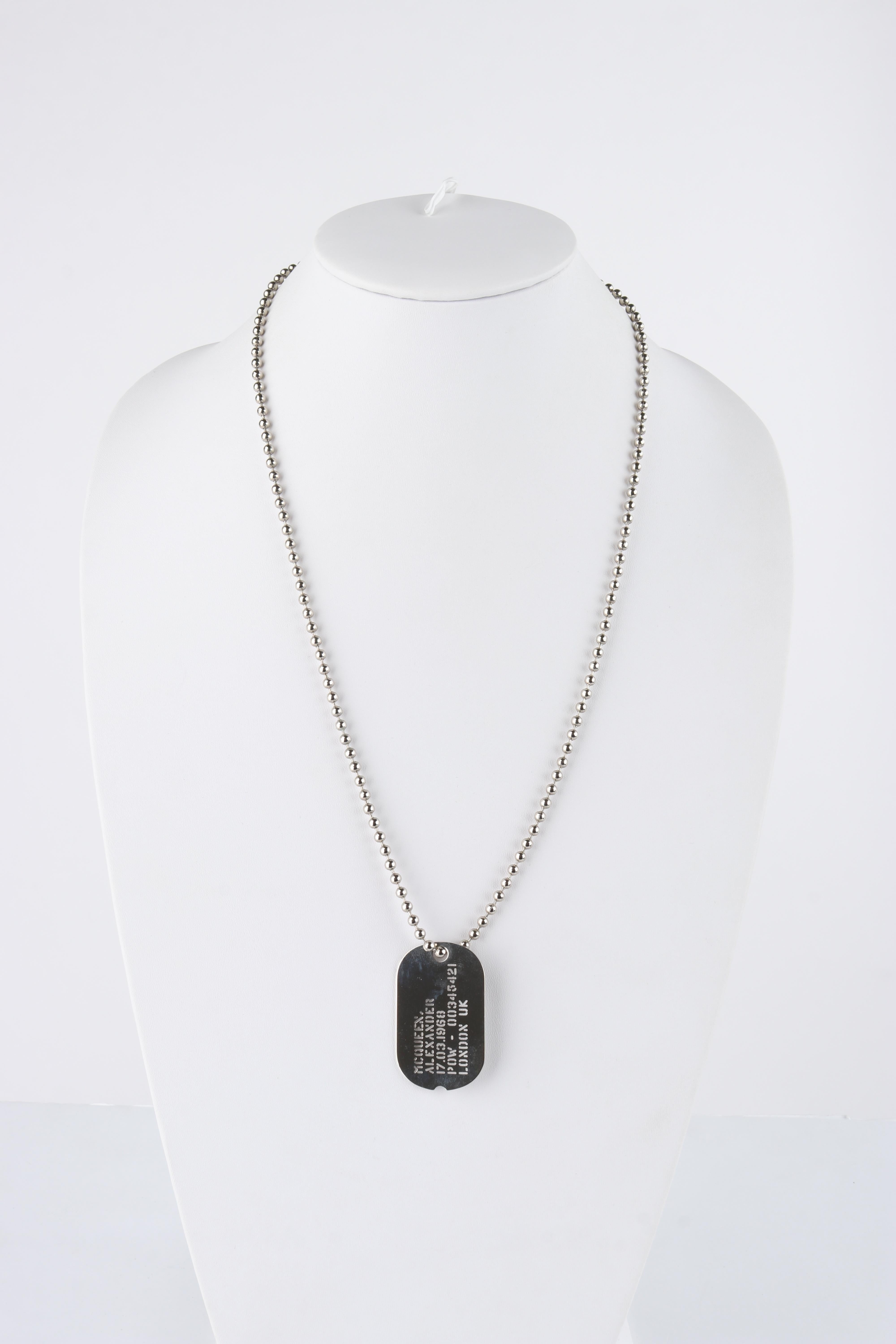 ALEXANDER McQUEEN, collier pendentif étiquette militaire avec chaîne et perles d'argent, A/H 2005 Bon état - En vente à Thiensville, WI