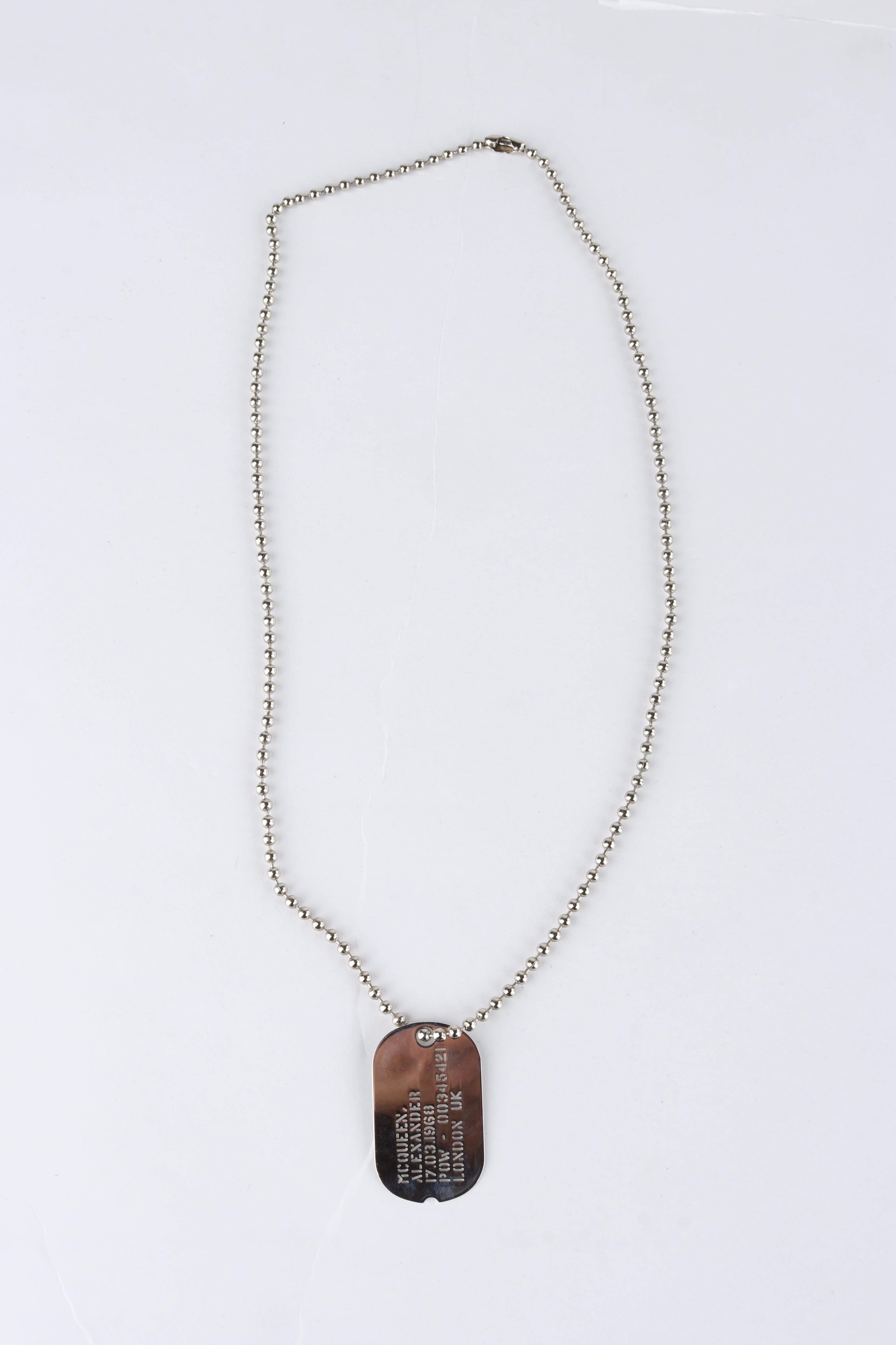 ALEXANDER McQUEEN, collier pendentif étiquette militaire avec chaîne et perles d'argent, A/H 2005 en vente 1
