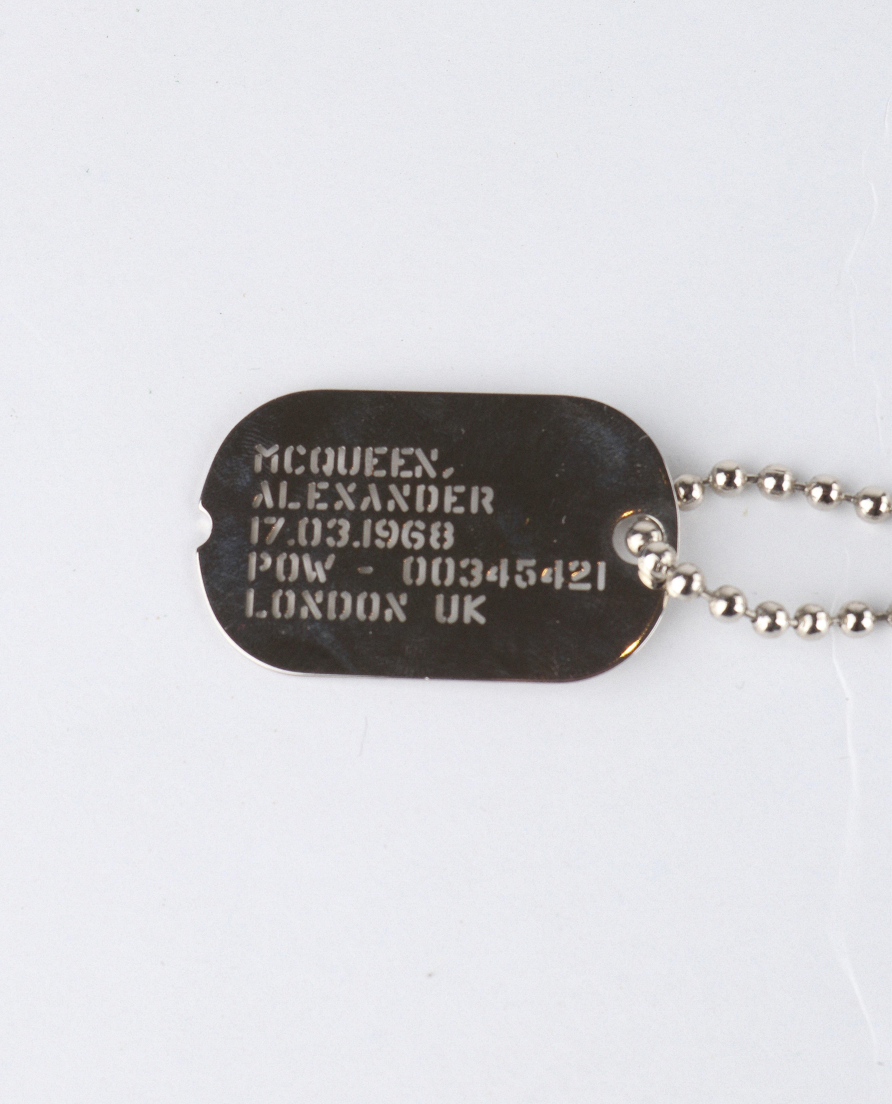 ALEXANDER McQUEEN, collier pendentif étiquette militaire avec chaîne et perles d'argent, A/H 2005 en vente 3