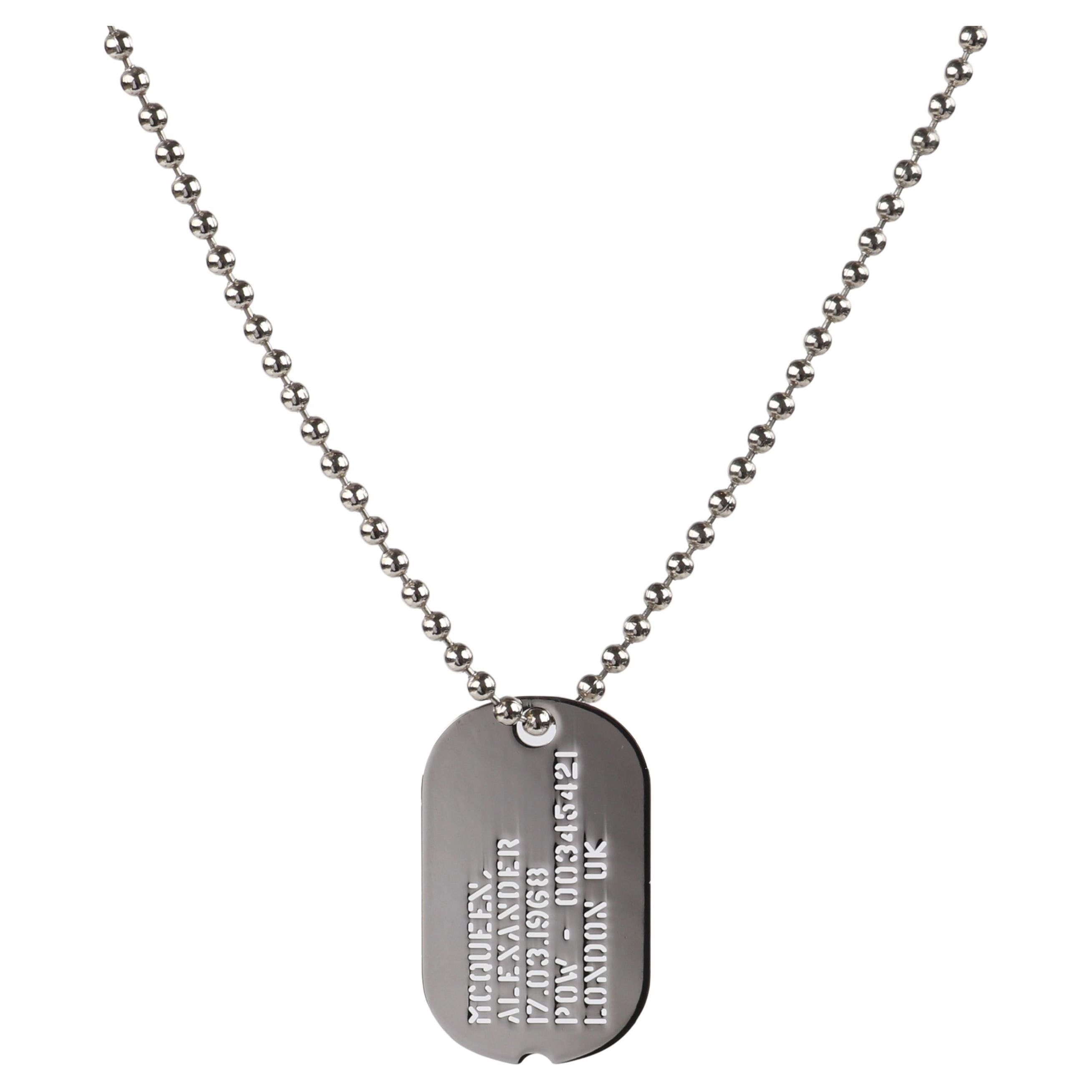 ALEXANDER McQUEEN, collier pendentif étiquette militaire avec chaîne et perles d'argent, A/H 2005 en vente