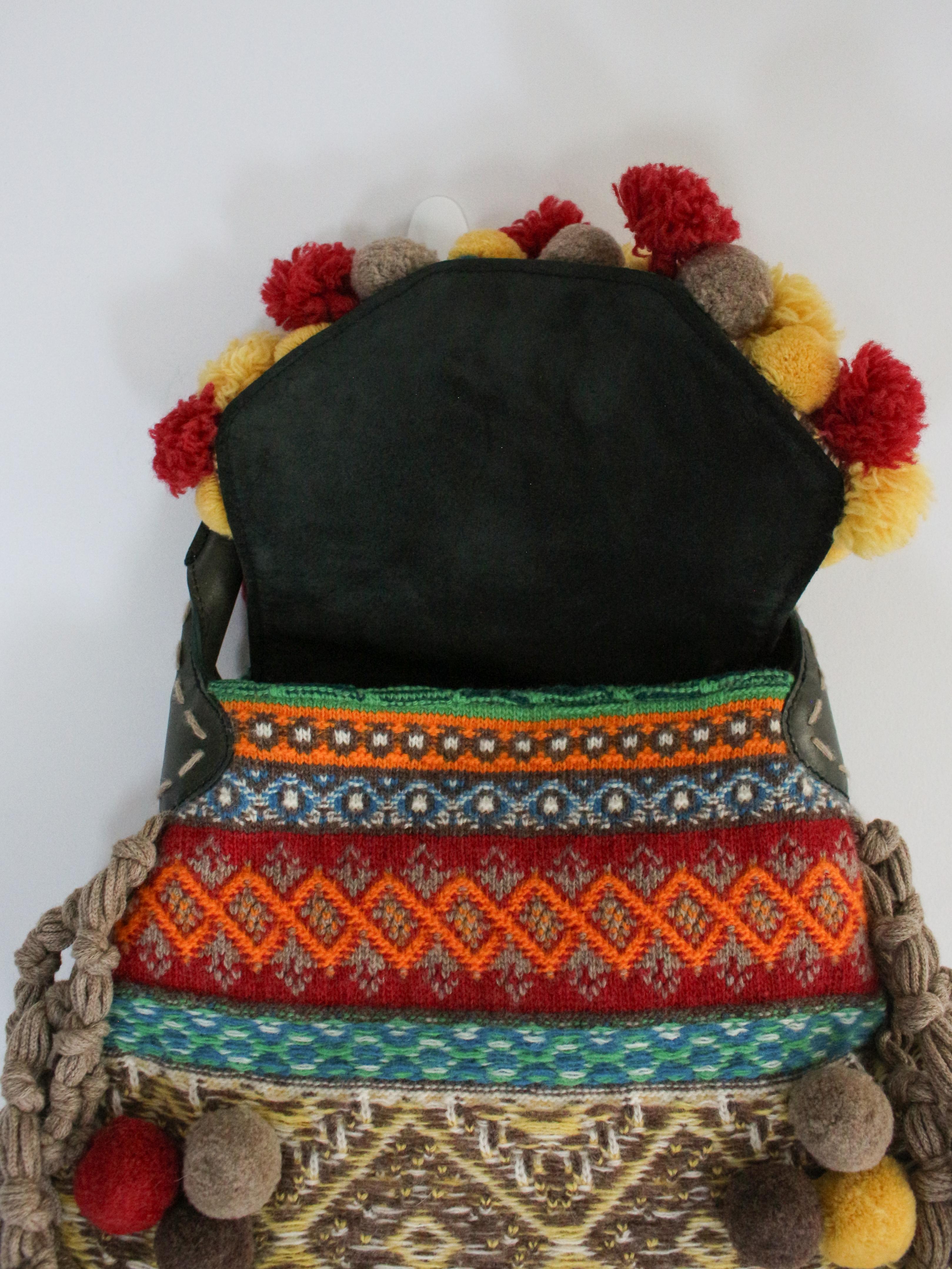 Alexander McQueen A/I 2005 'The Man Who Knew Too Much', borsa a maglia con pom pom in passerella in vendita 5