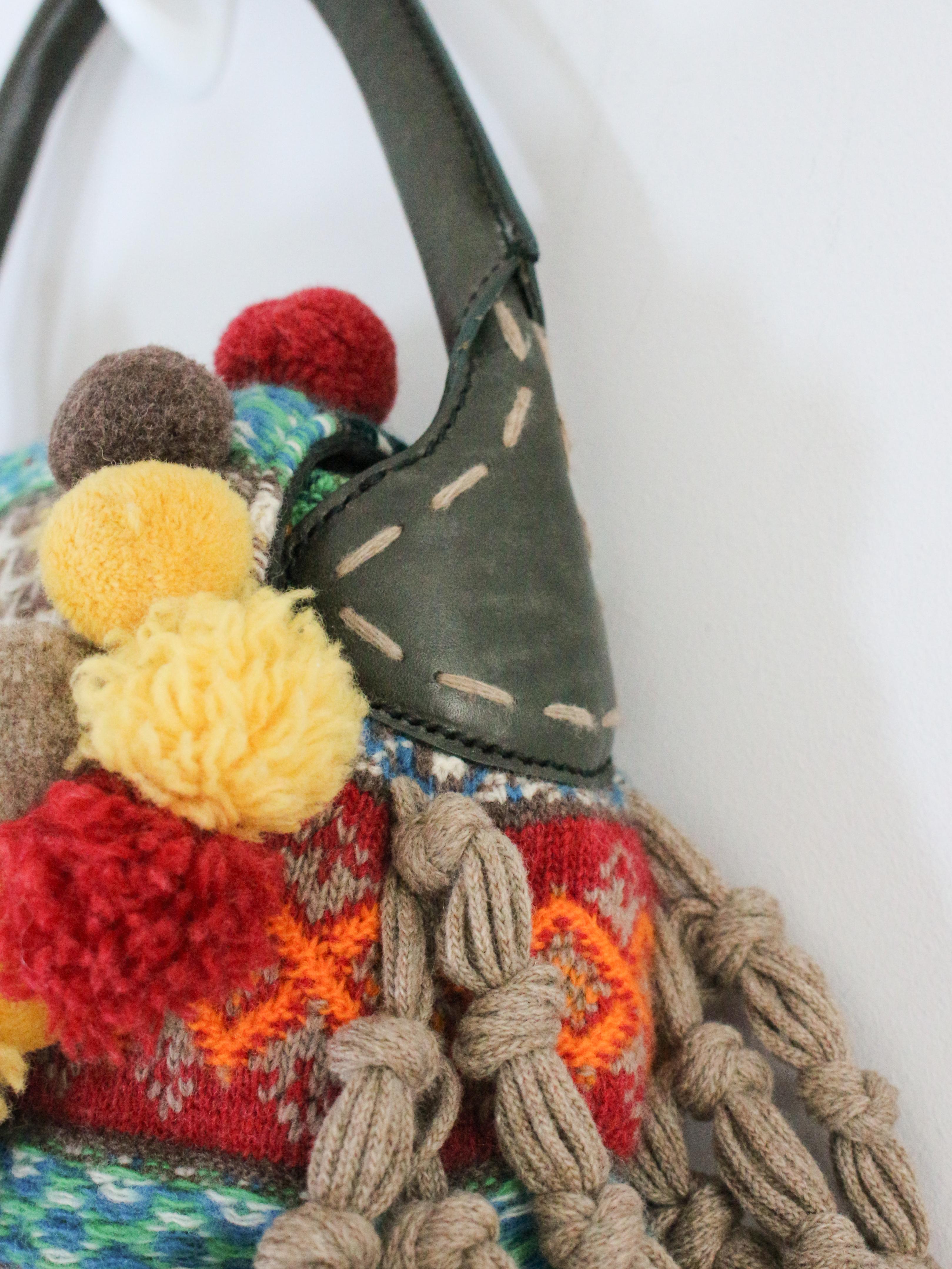 Alexander McQueen A/I 2005 'The Man Who Knew Too Much', borsa a maglia con pom pom in passerella in vendita 6