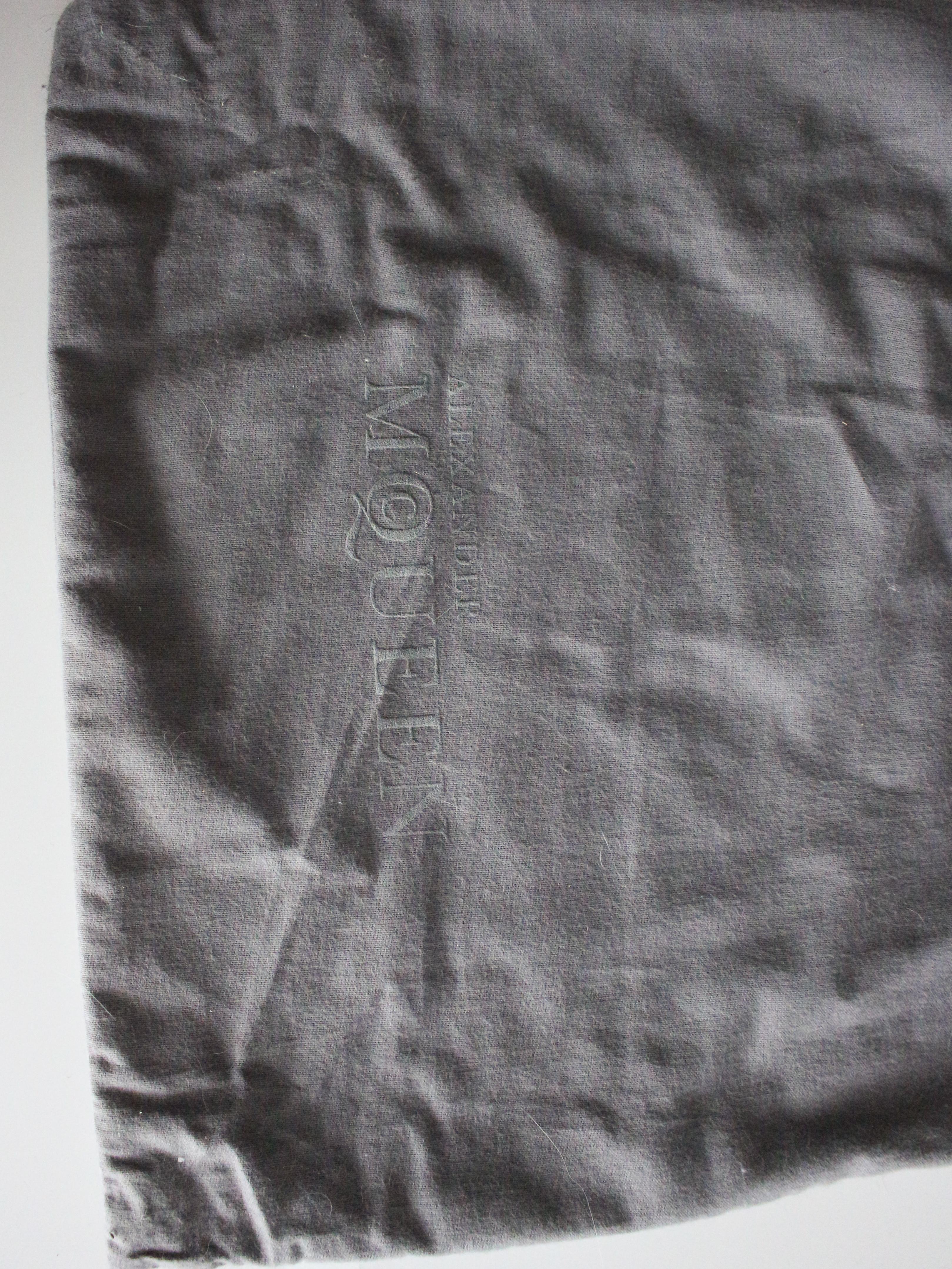 Alexander McQueen A/I 2005 'The Man Who Knew Too Much', borsa a maglia con pom pom in passerella in vendita 7