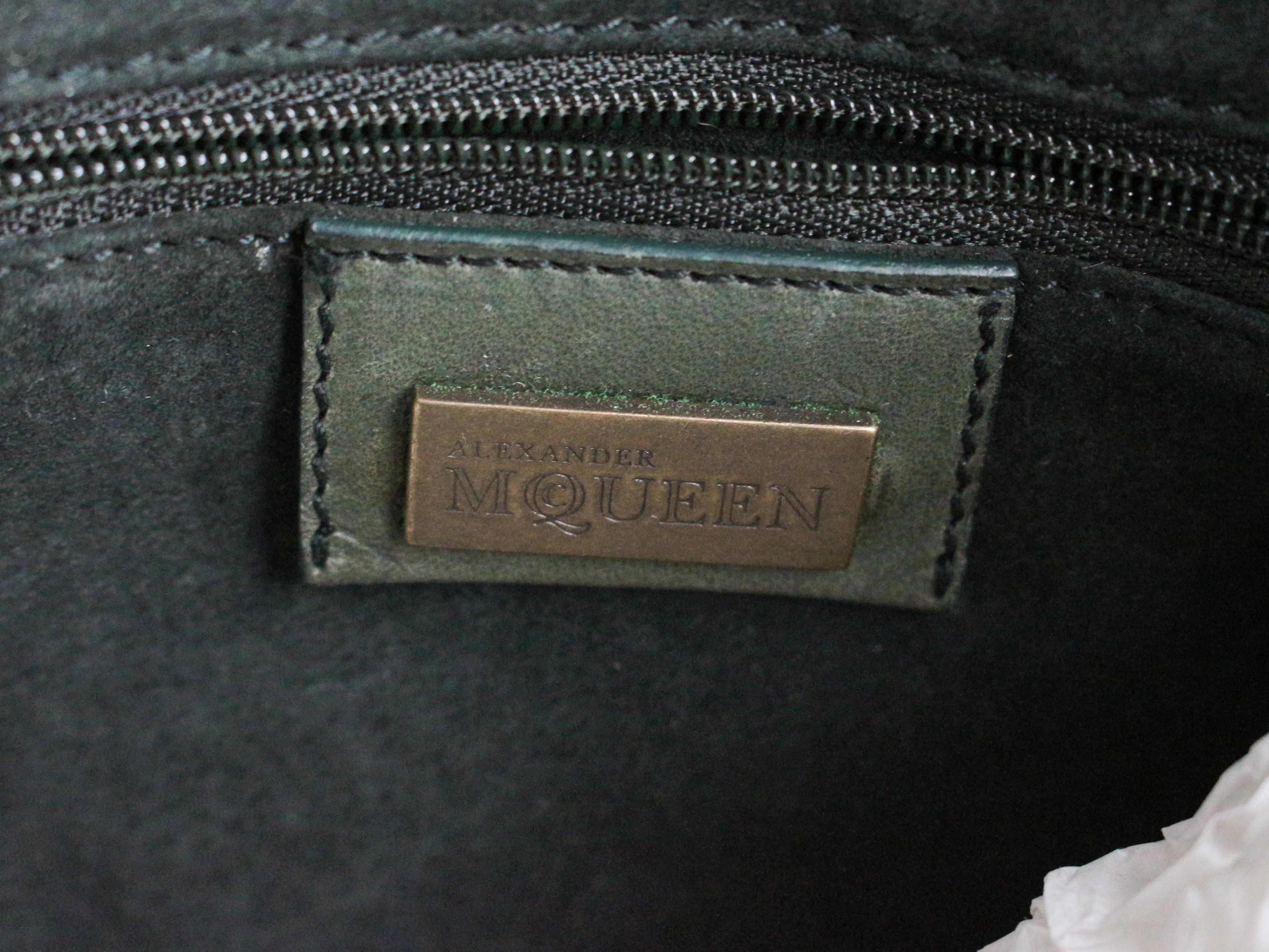 Alexander McQueen A/I 2005 'The Man Who Knew Too Much', borsa a maglia con pom pom in passerella in vendita 8