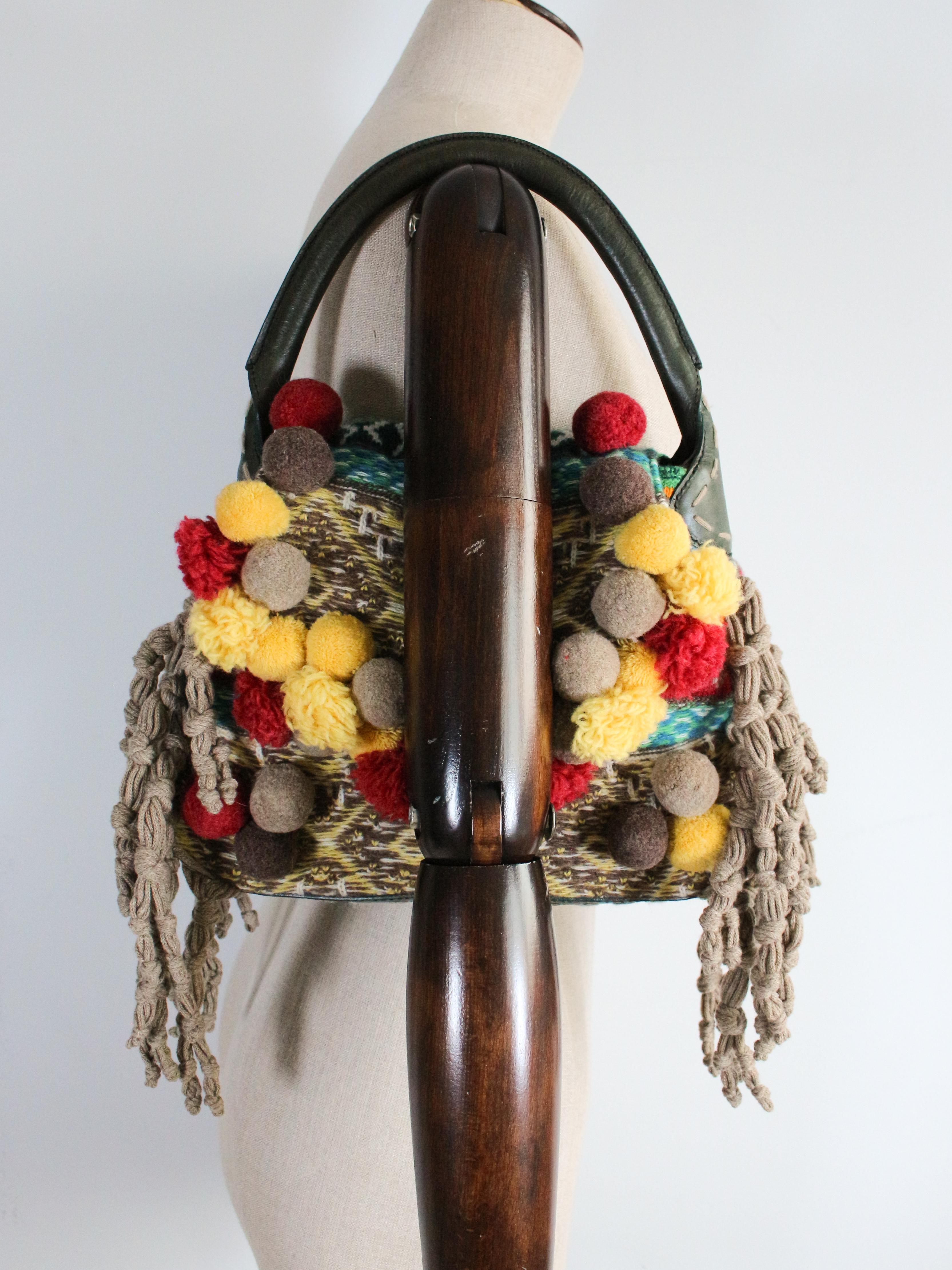 Marrone Alexander McQueen A/I 2005 'The Man Who Knew Too Much', borsa a maglia con pom pom in passerella in vendita