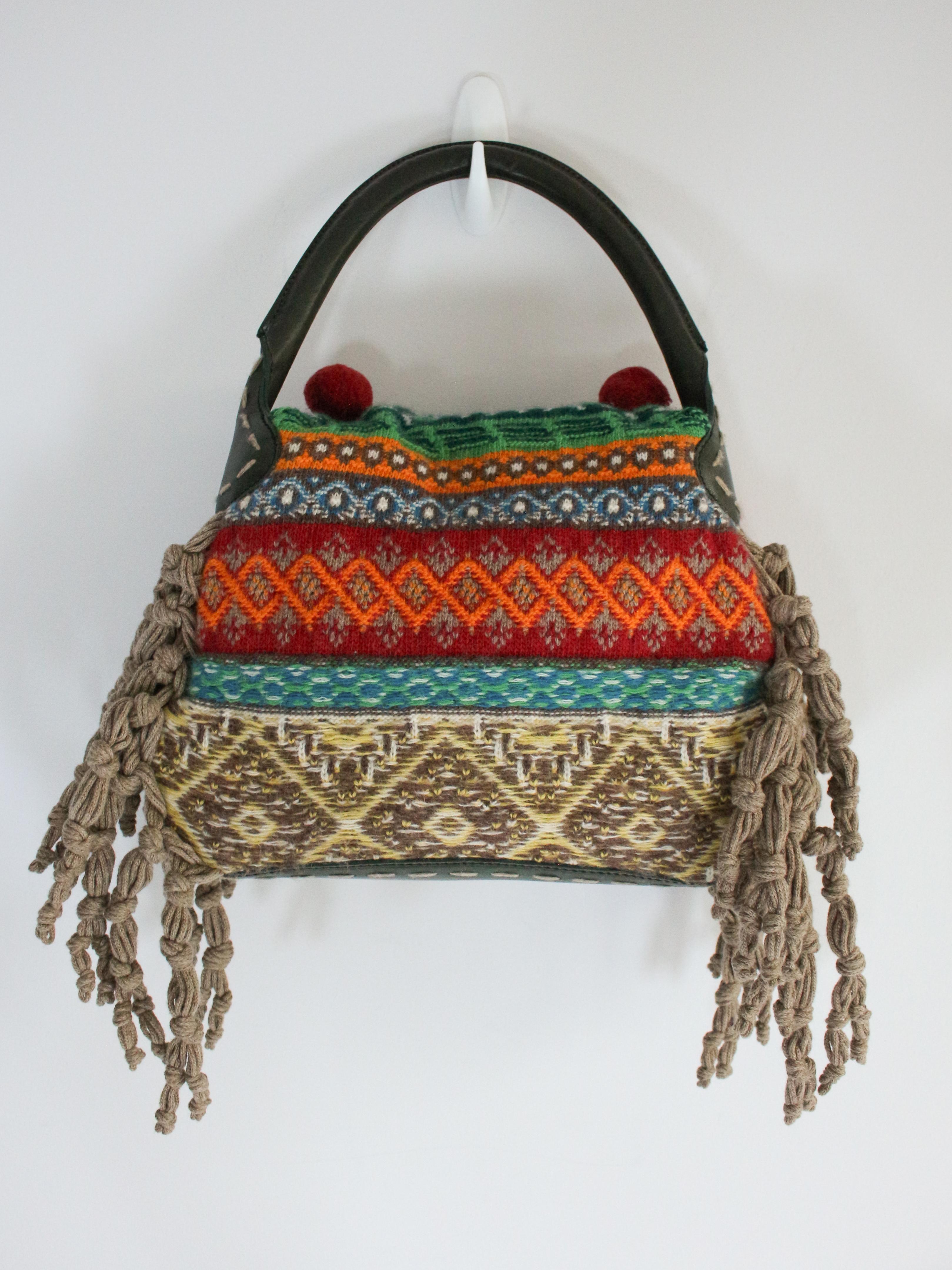 Alexander McQueen A/I 2005 'The Man Who Knew Too Much', borsa a maglia con pom pom in passerella In condizioni buone in vendita a Manchester, GB
