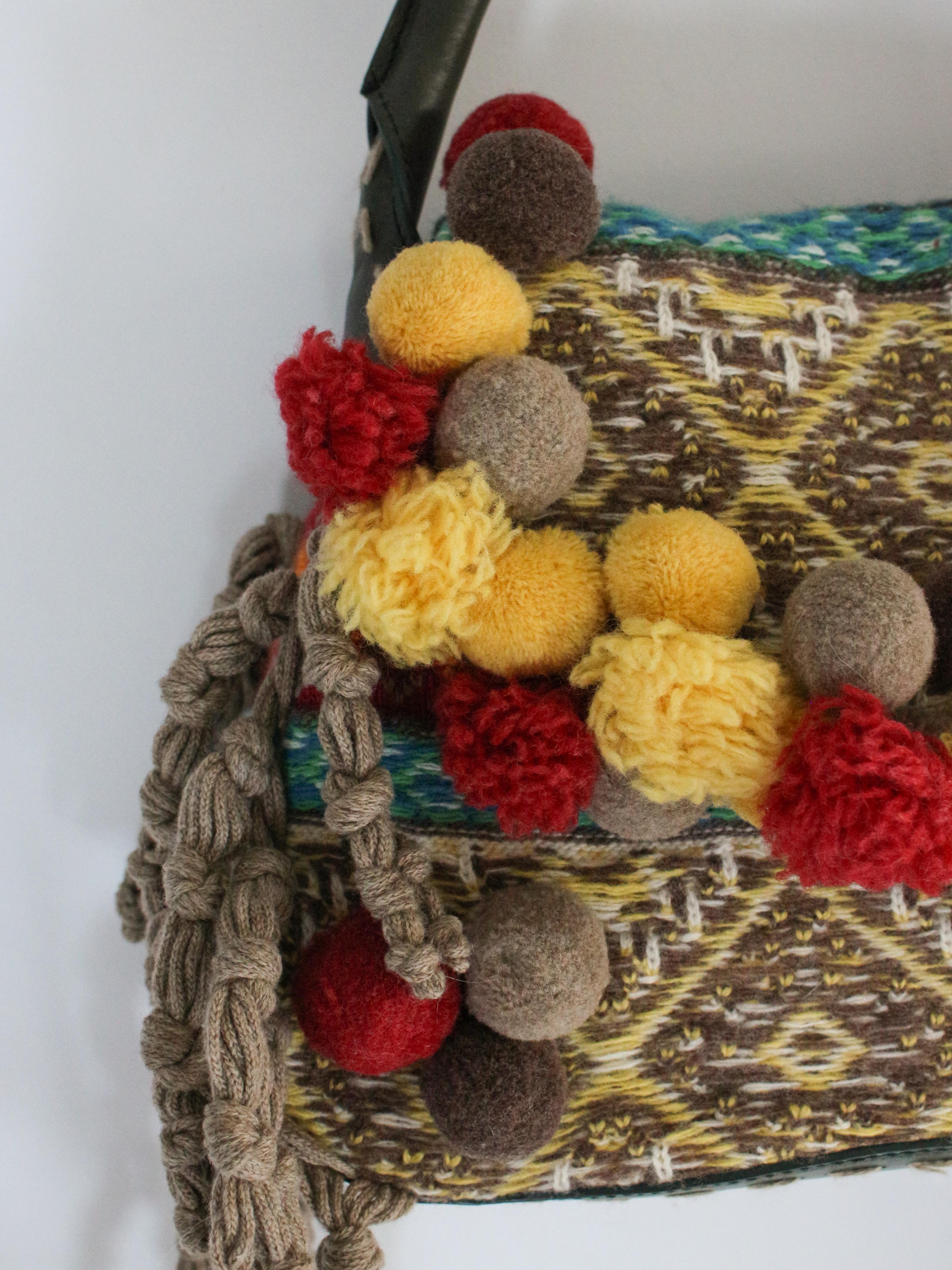 Donna Alexander McQueen A/I 2005 'The Man Who Knew Too Much', borsa a maglia con pom pom in passerella in vendita