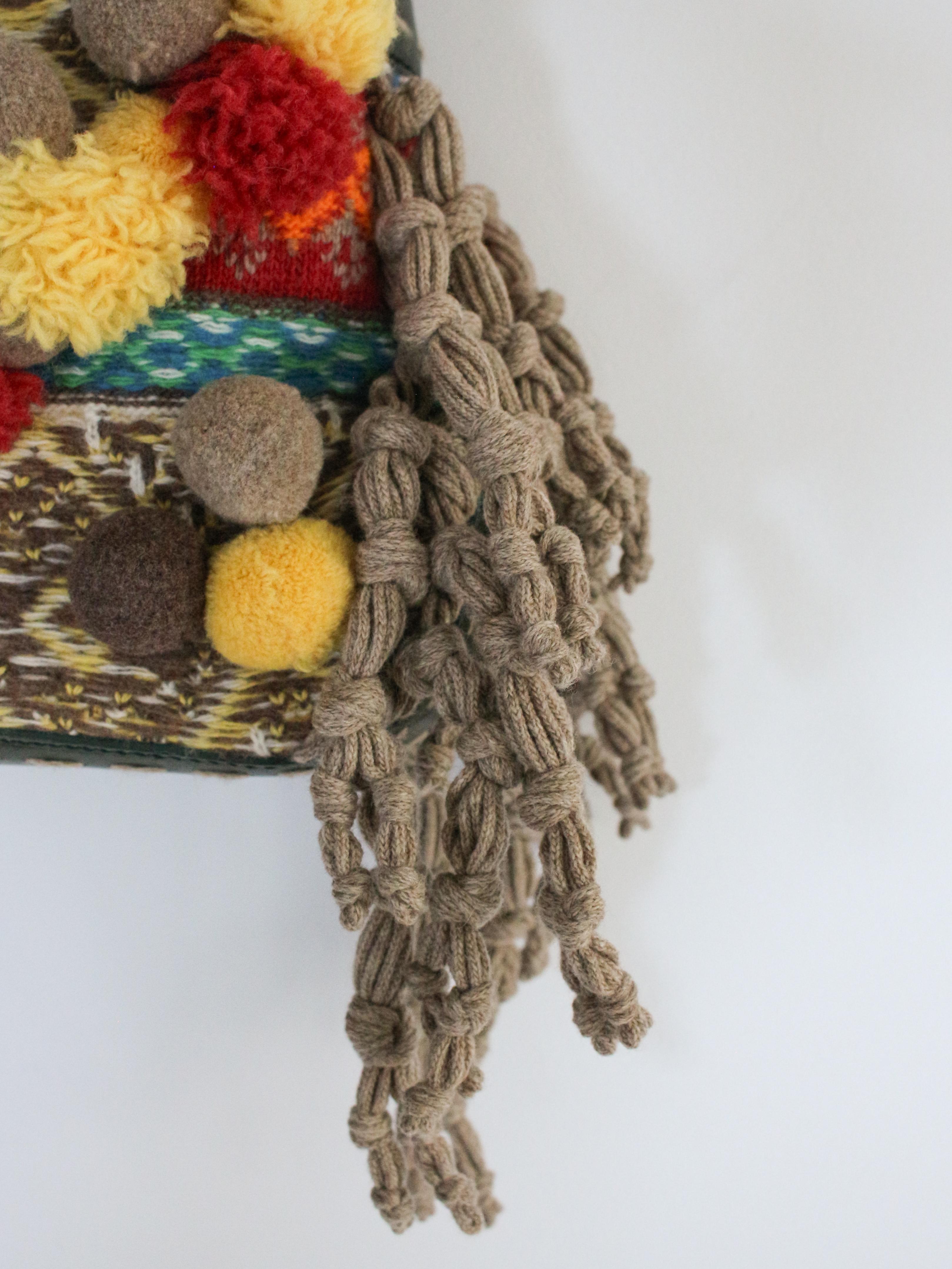 Alexander McQueen A/I 2005 'The Man Who Knew Too Much', borsa a maglia con pom pom in passerella in vendita 1