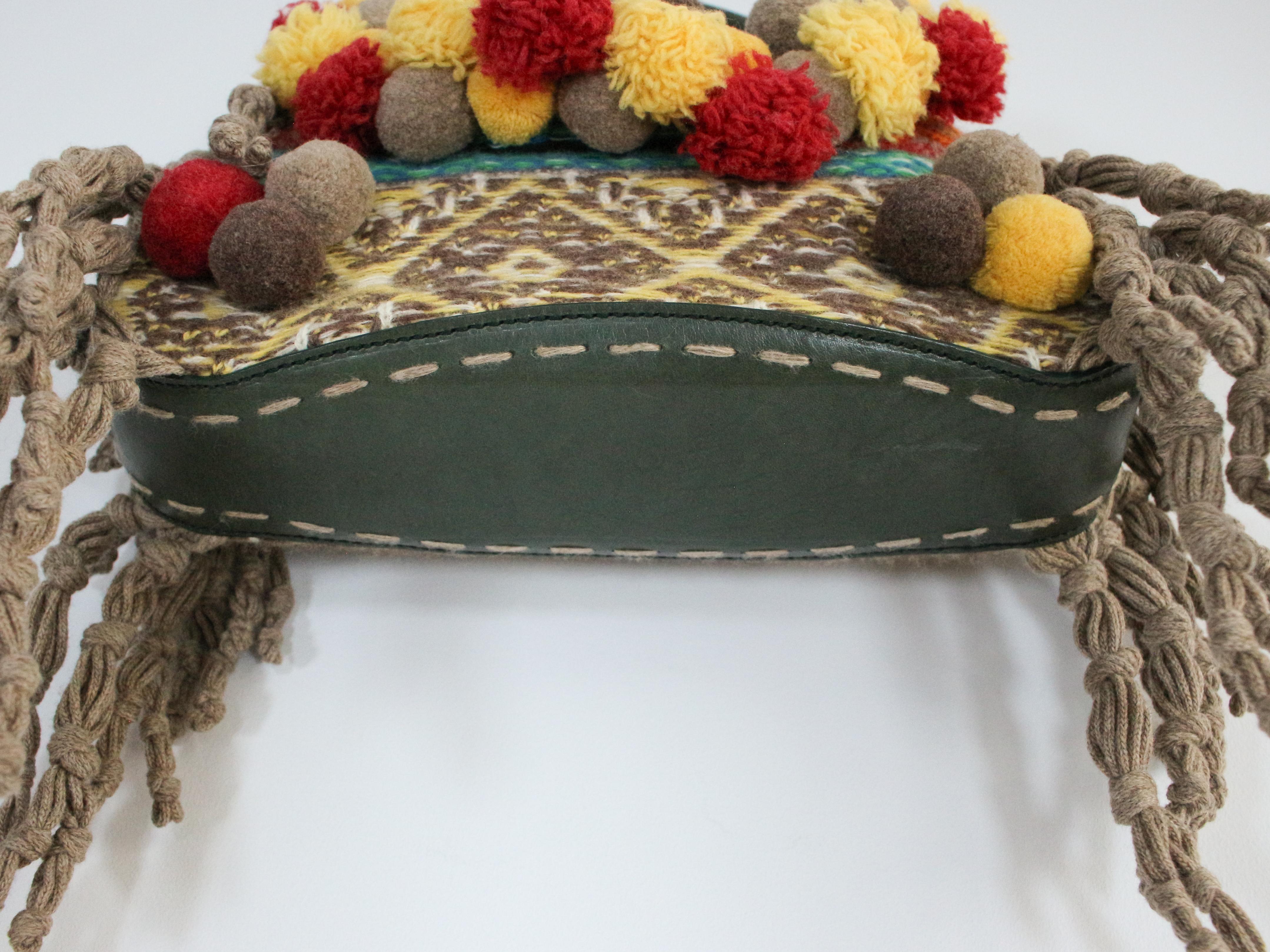 Alexander McQueen A/I 2005 'The Man Who Knew Too Much', borsa a maglia con pom pom in passerella in vendita 2