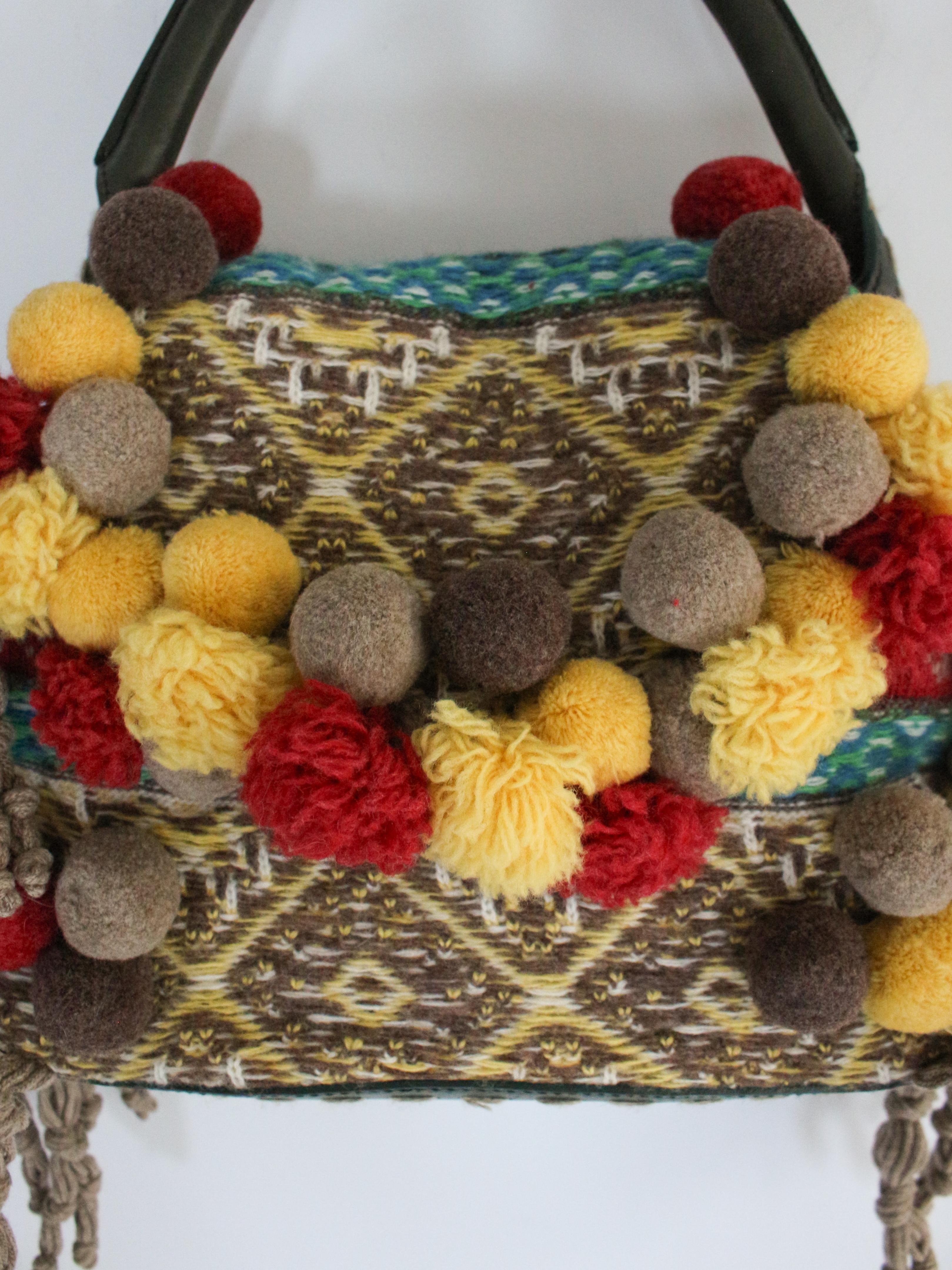 Alexander McQueen A/I 2005 'The Man Who Knew Too Much', borsa a maglia con pom pom in passerella in vendita 3