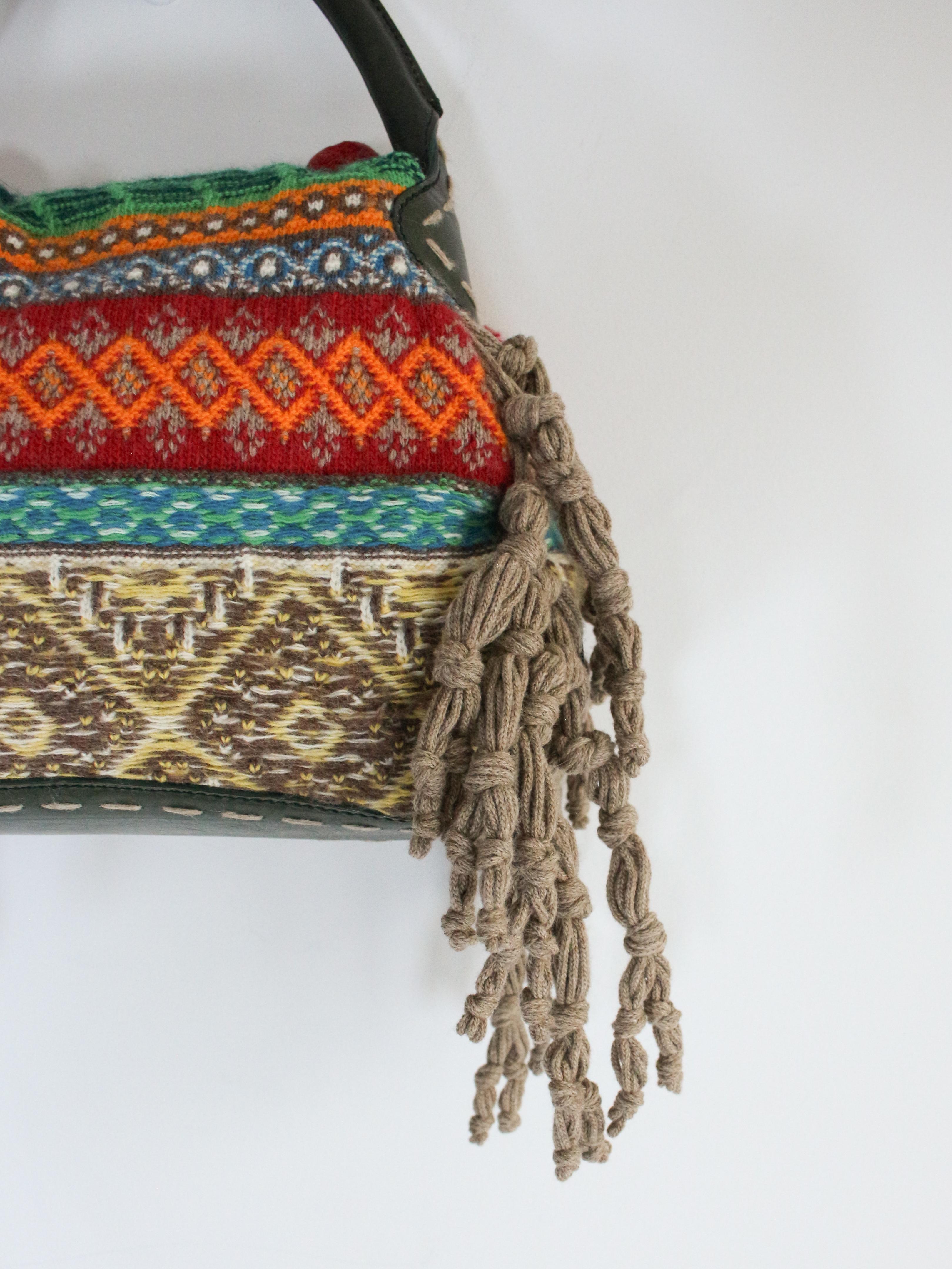 Alexander McQueen A/I 2005 'The Man Who Knew Too Much', borsa a maglia con pom pom in passerella in vendita 4