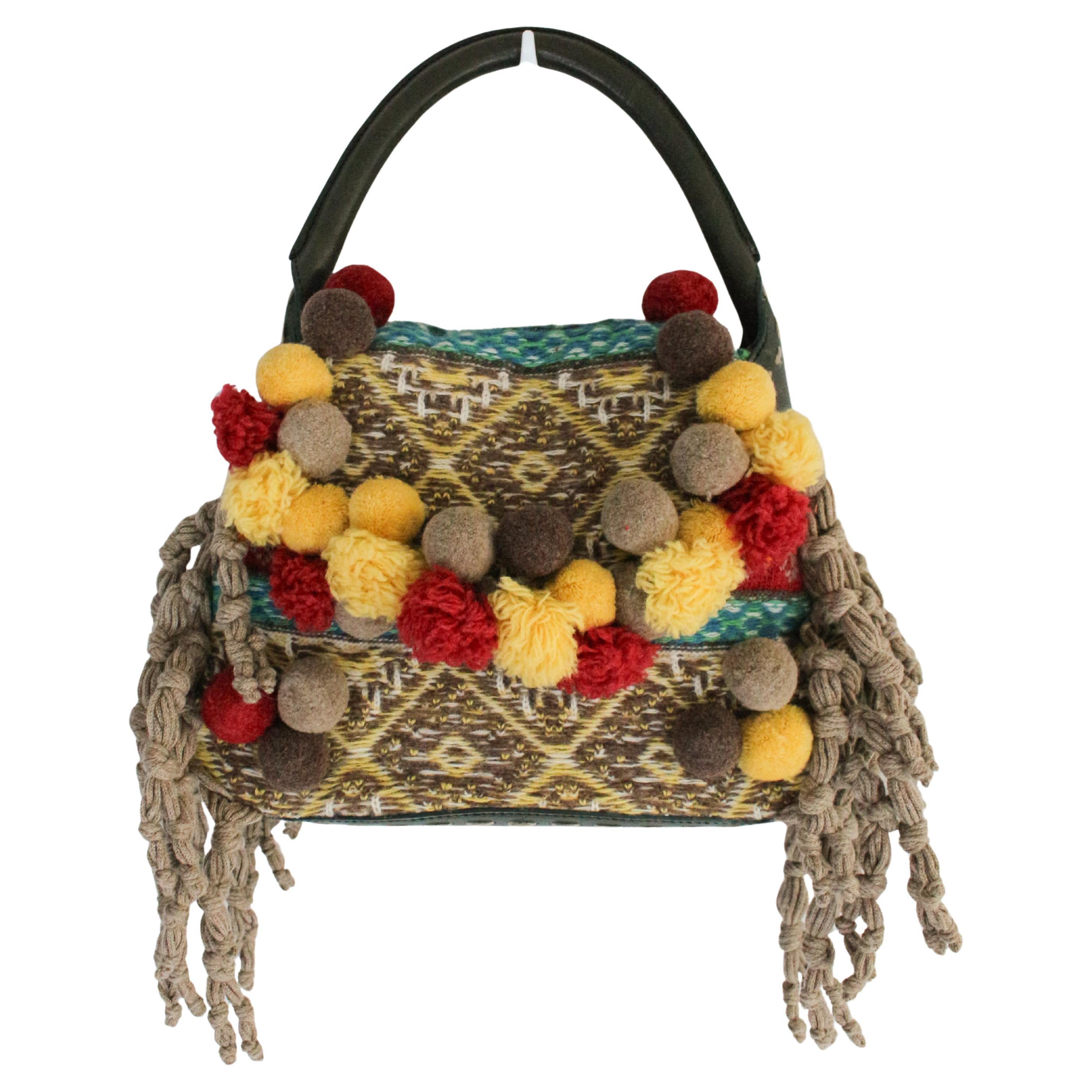 Alexander McQueen A/I 2005 'The Man Who Knew Too Much', borsa a maglia con pom pom in passerella in vendita