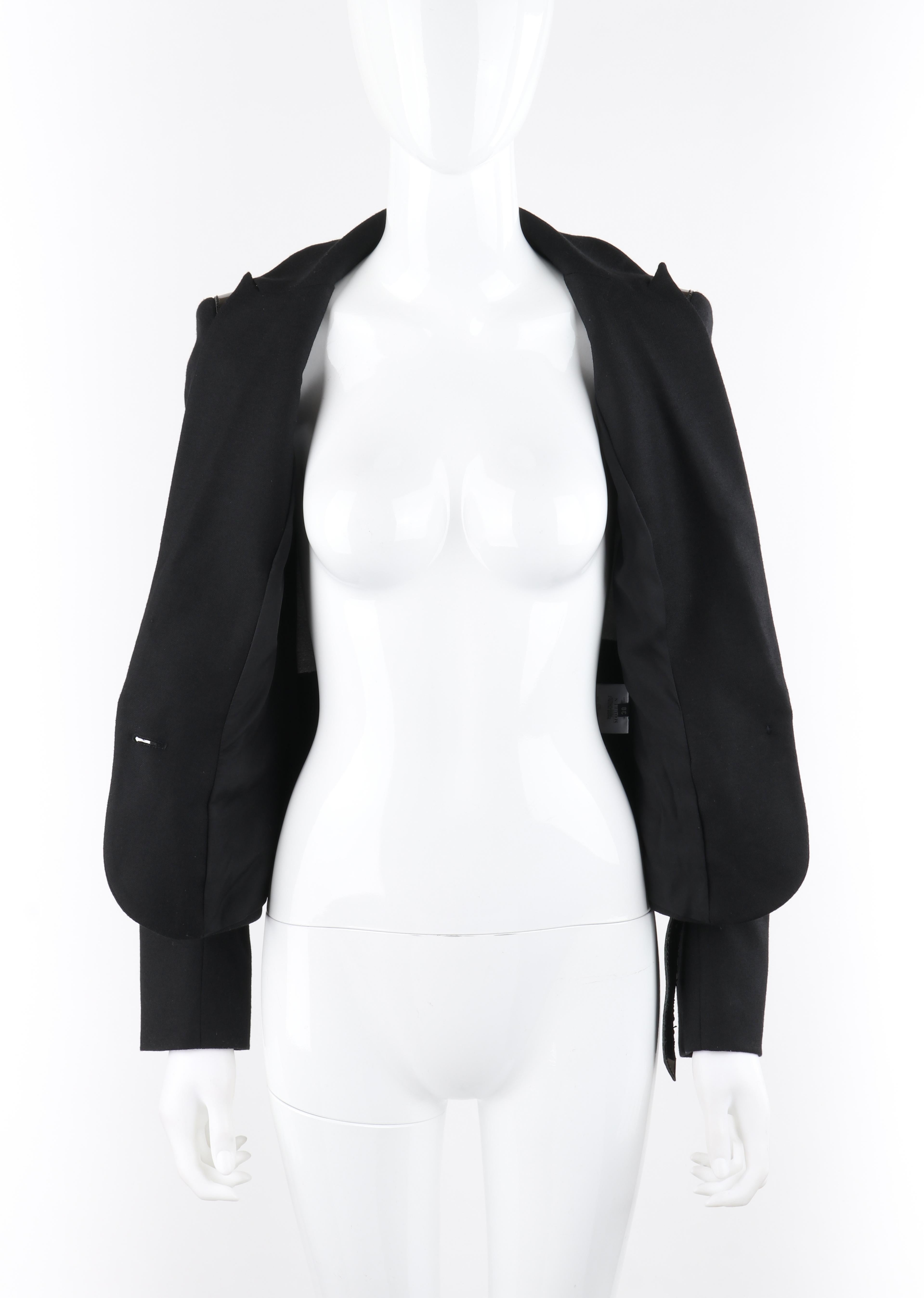 ALEXANDER McQUEEN A/W 2007 “Witches” Black Patent Leather Belted Blazer Jacket In Good Condition For Sale In Thiensville, WI