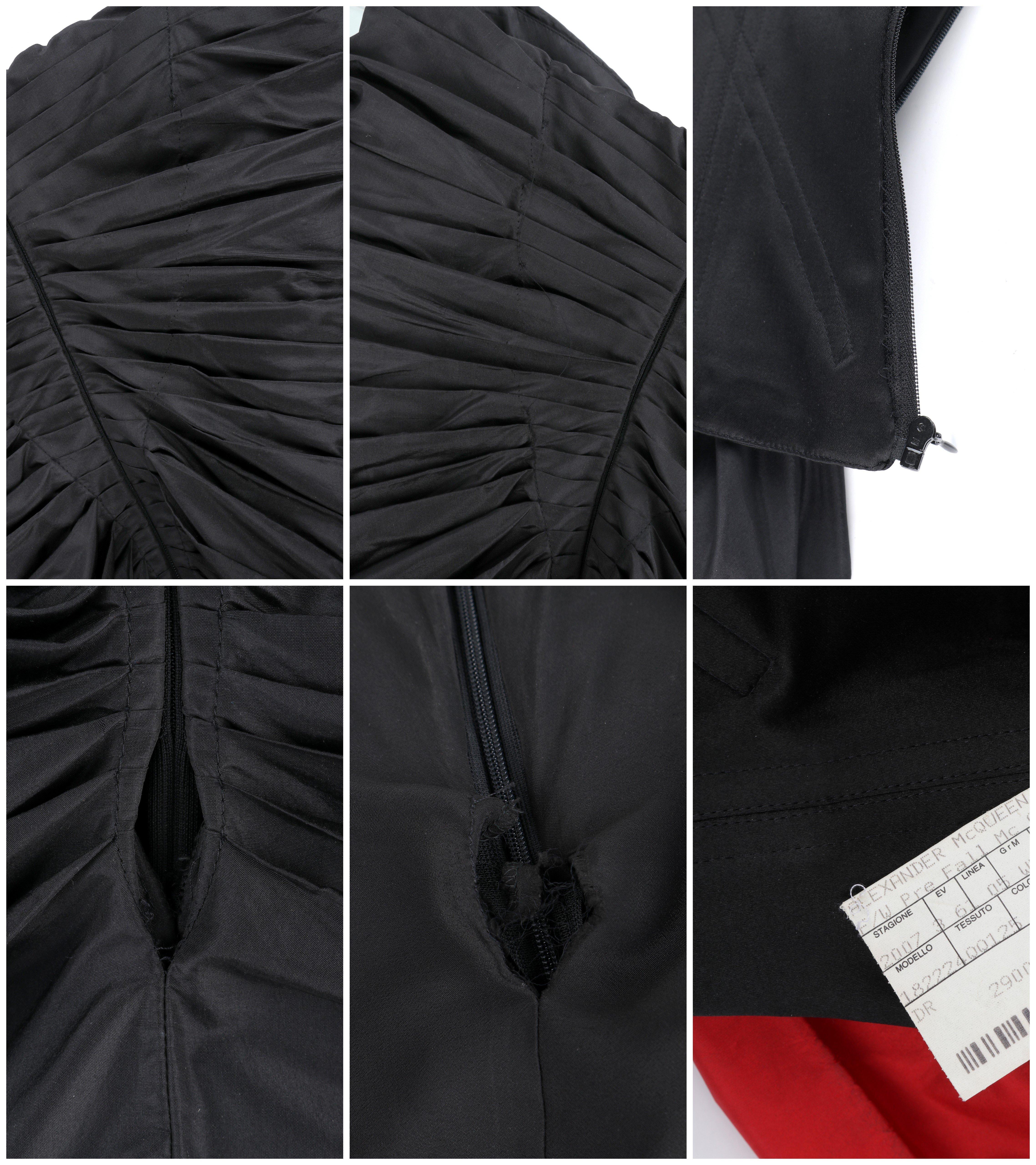ALEXANDER McQUEEN H/W 2007 „Witches“ Abendkleid aus schwarzem und rotem Seidentaft mit Blasenmuster im Angebot 7