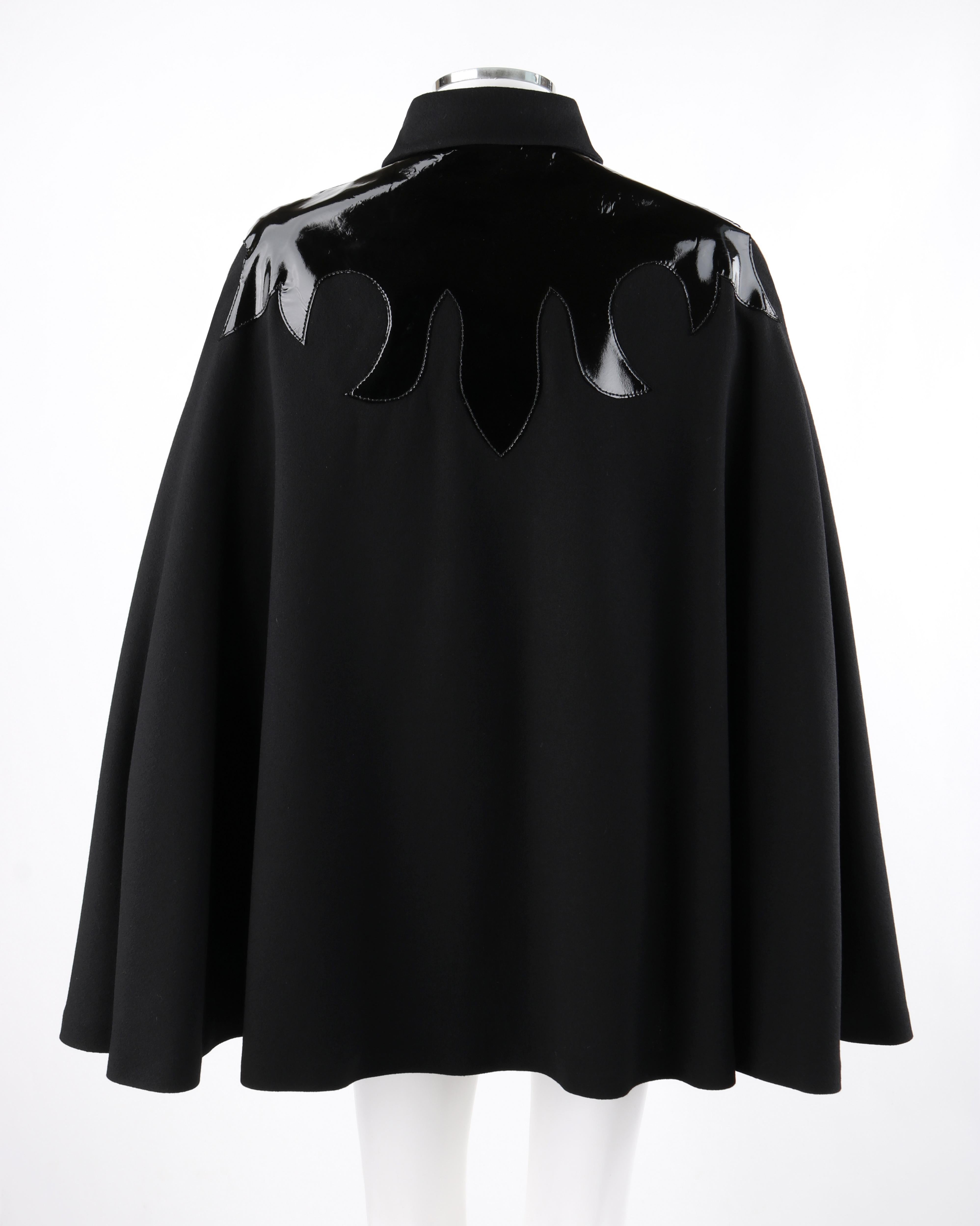 ALEXANDER McQUEEN A/W 2007 “Witches” Black Wool Patent Leather Mantel Cape Coat In Good Condition In Thiensville, WI