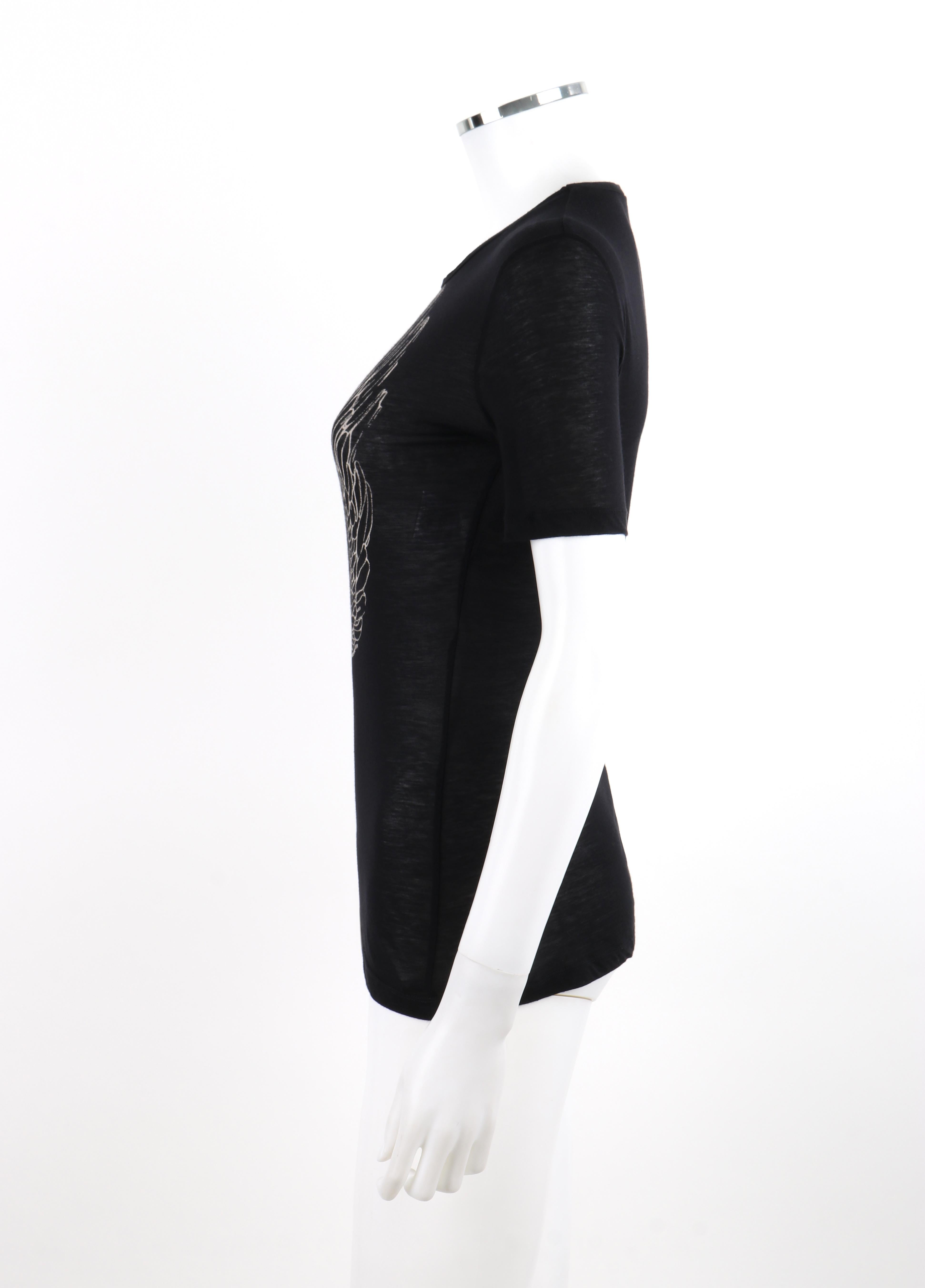 Alexander McQueen A/I 2008 - Maglietta asimmetrica con teschio alato di colore bianco e nero In condizioni buone in vendita a Thiensville, WI