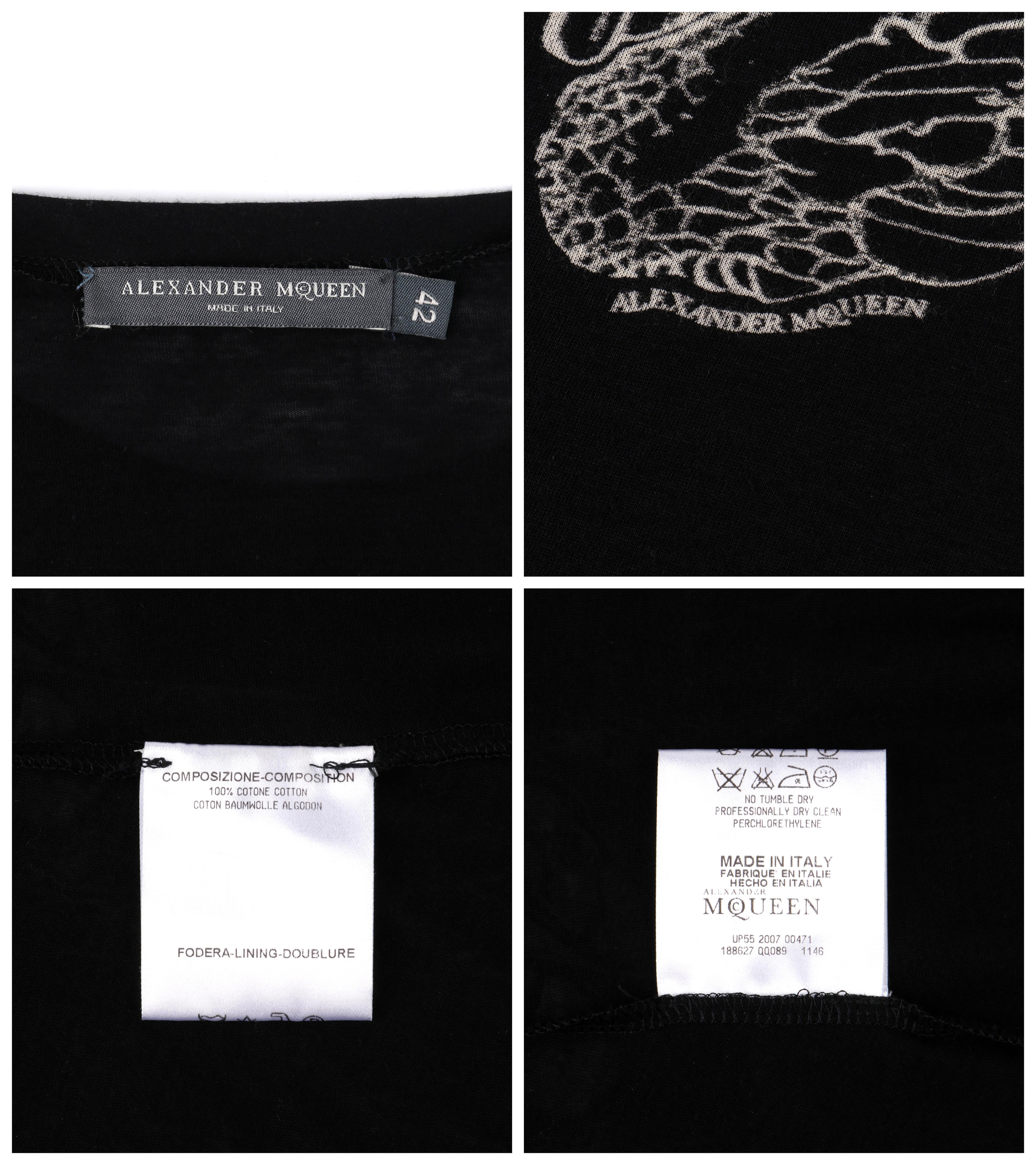 Alexander McQueen A/I 2008 - Maglietta asimmetrica con teschio alato di colore bianco e nero in vendita 1
