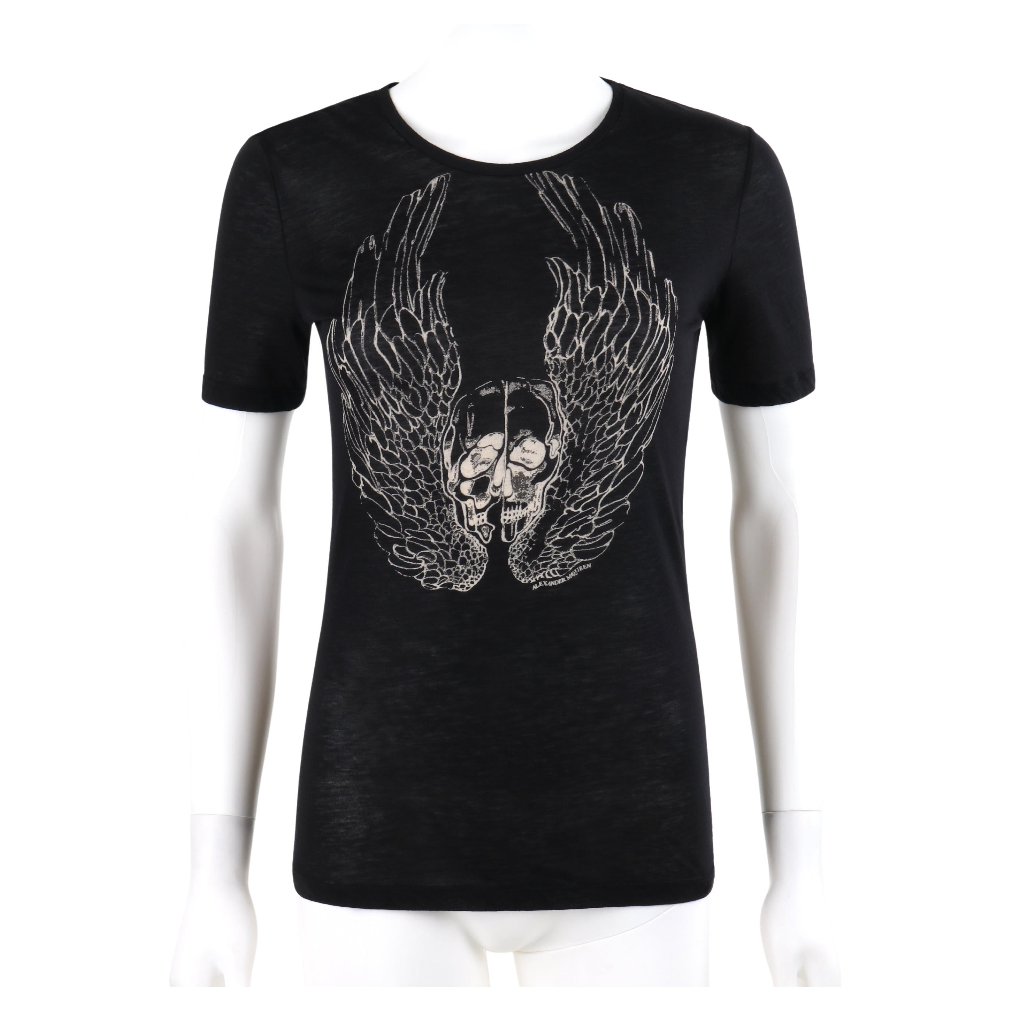 ALEXANDER McQUEEN H/W 2008 Schwarz-Weißes asymmetrisches T-Shirt mit geflügeltem Totenkopf im Angebot