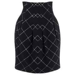ALEXANDER McQUEEN A/W 2008 Falda plisada a la rodilla de lana blanca y negra