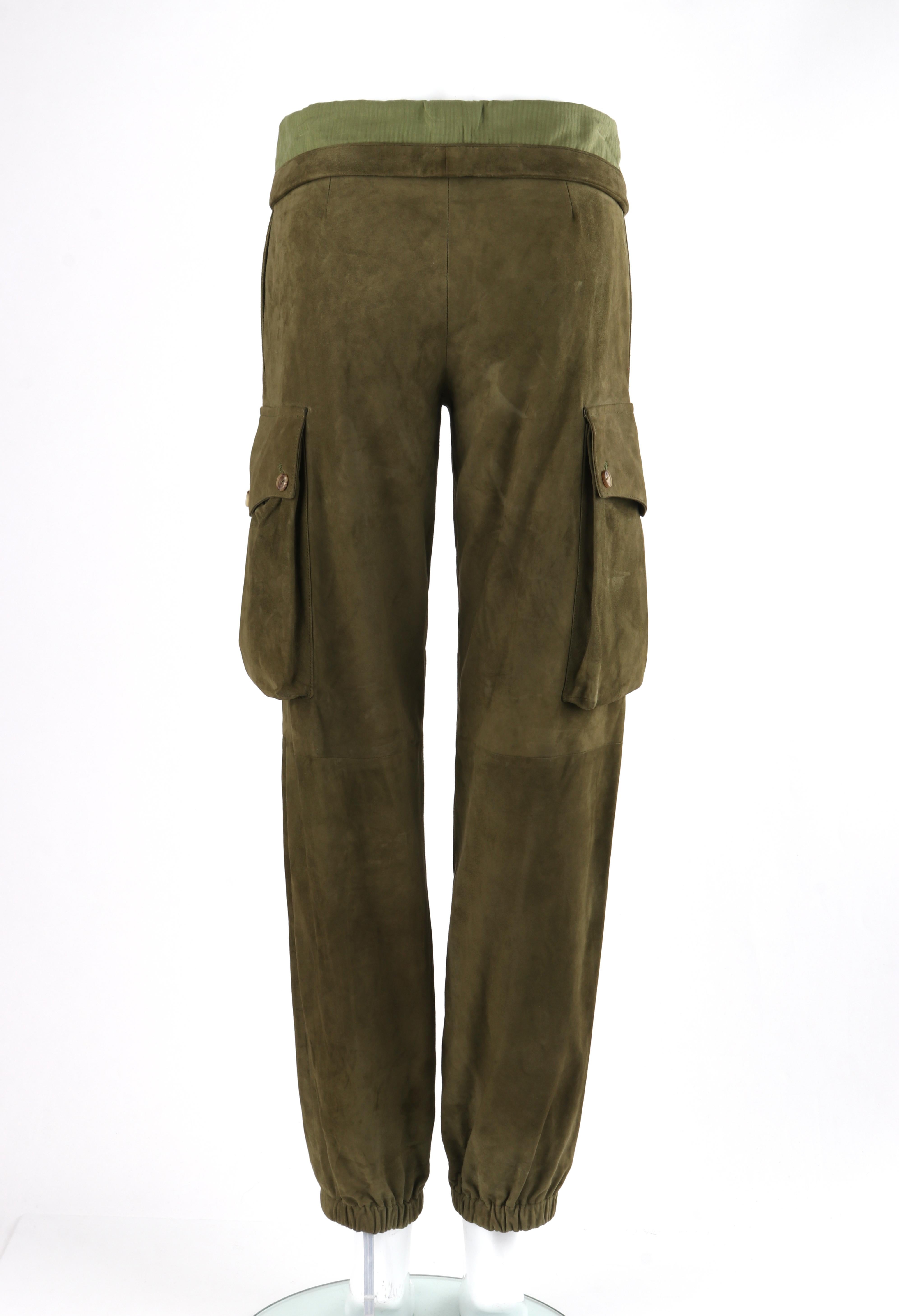 ALEXANDER McQUEEN A/H 2009 - Pantalon de voyage plissé en cuir et daim vert de l'armée Bon état - En vente à Thiensville, WI