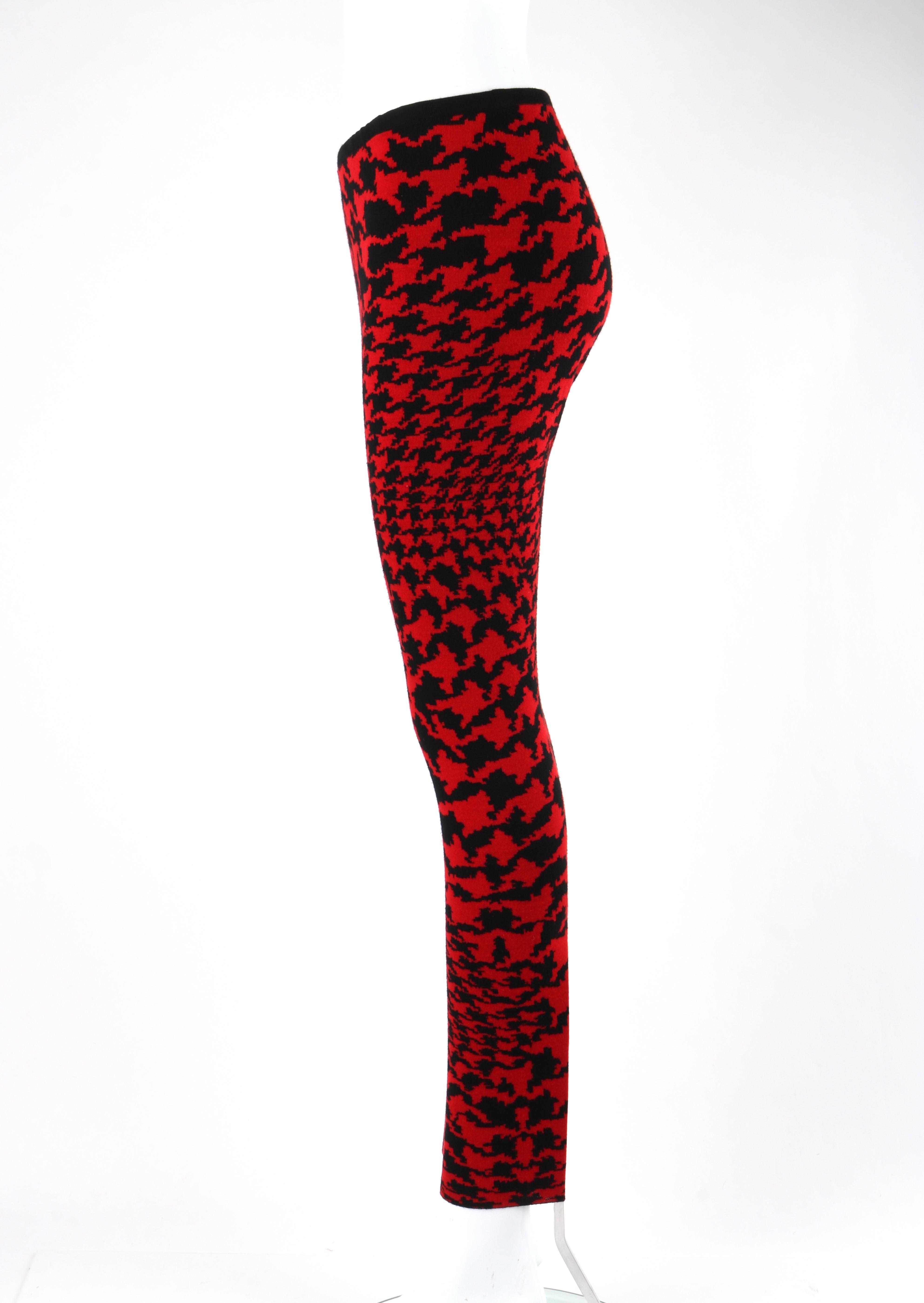 ALEXANDER McQUEEN A/W 2009 “The Horn Of Plenty” Red Houndstooth Knit Leggings XS In Good Condition For Sale In Thiensville, WI