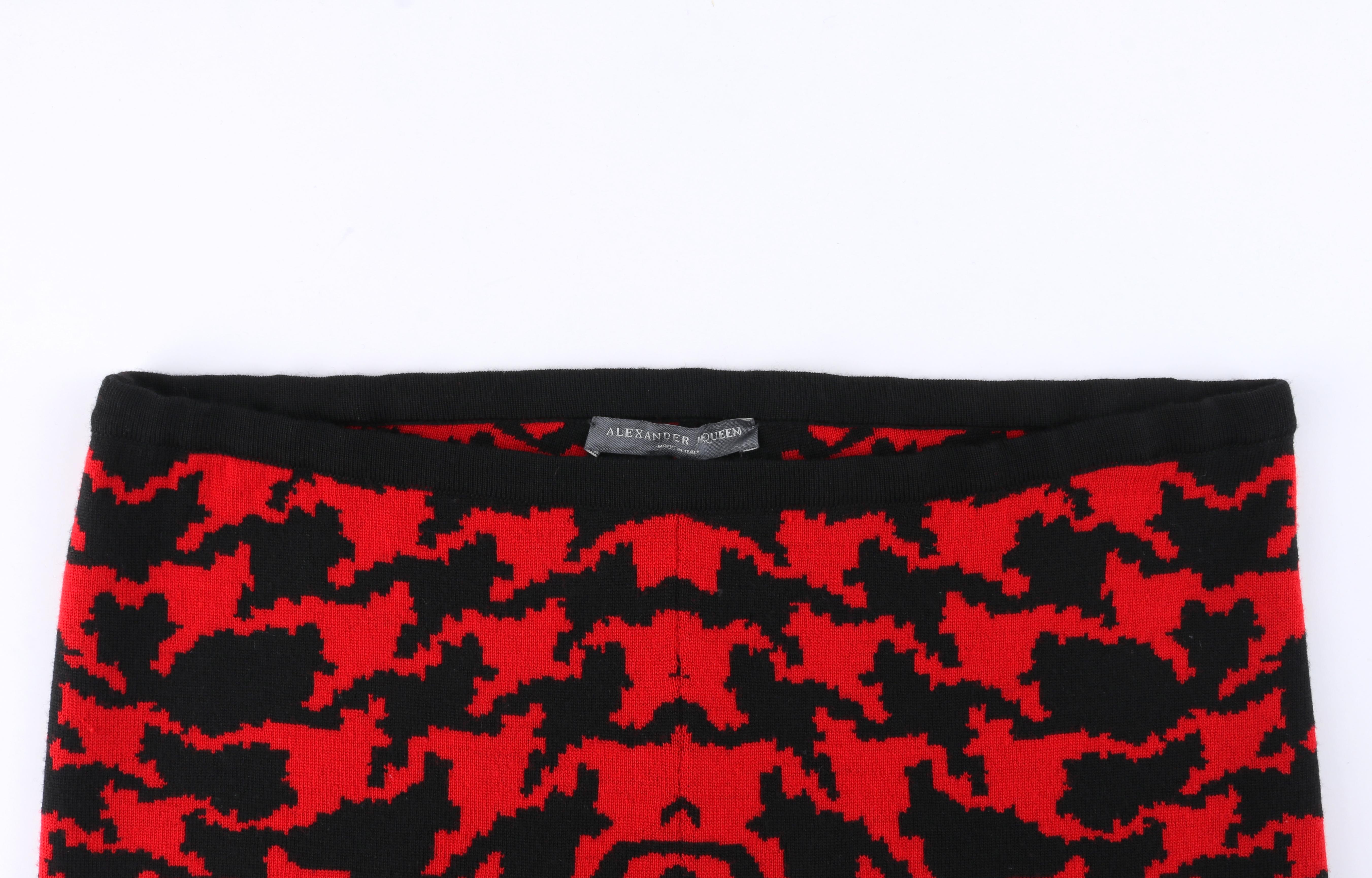 ALEXANDER McQUEEN A/W 2009 “The Horn Of Plenty” Red Houndstooth Knit Leggings XS For Sale 2