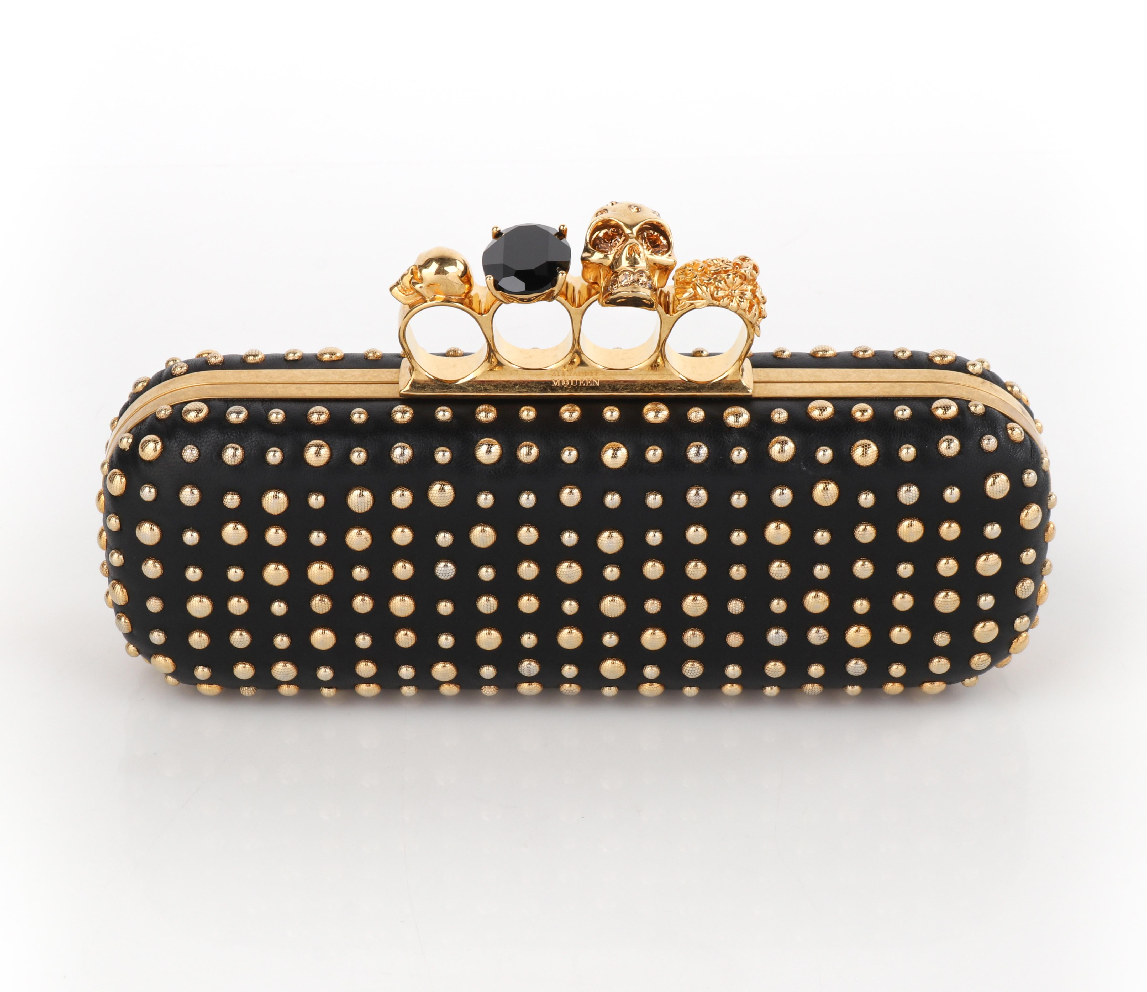 Alexander McQueen A/I 2010 - Pochette in pelle con borchie d'oro e teschio con quattro anelli In condizioni buone a Thiensville, WI