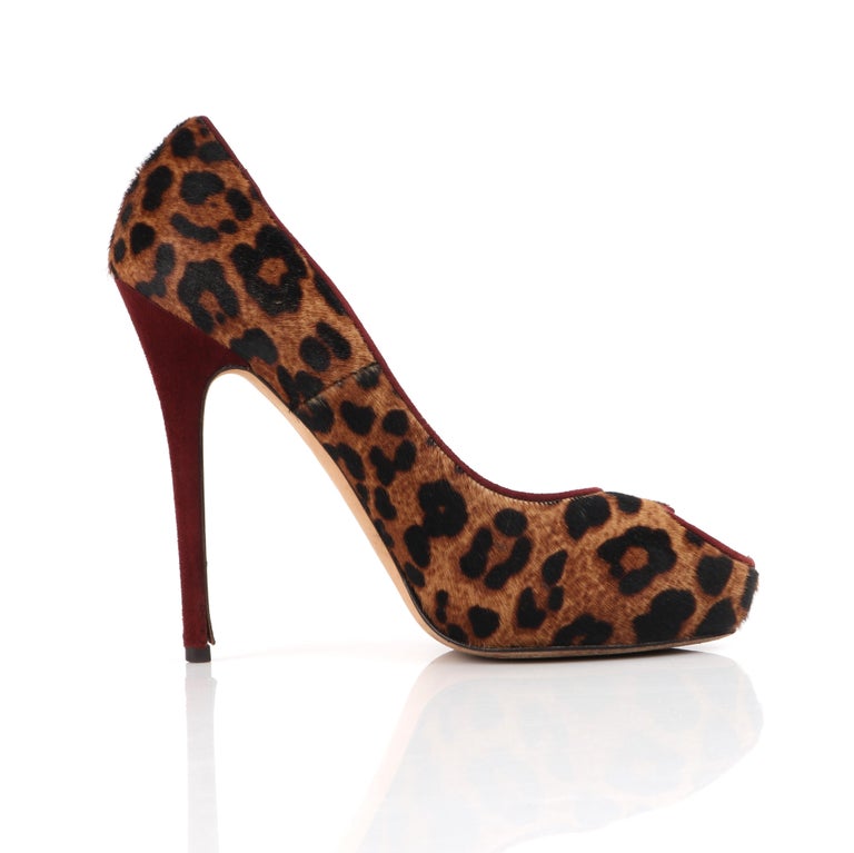 ALEXANDER McQueen A/I 2011 Scarpe con plateau con cuore in pelo