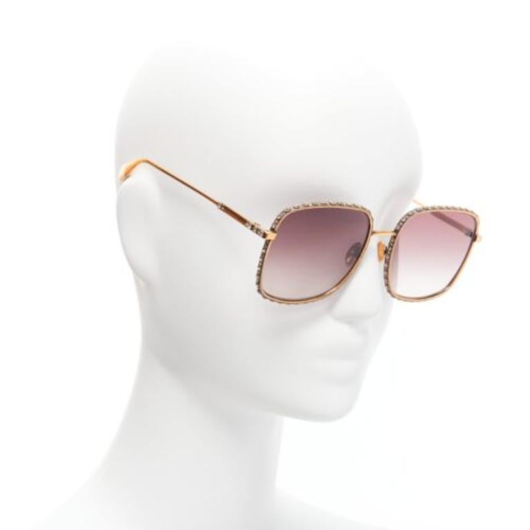 ALEXANDER MCQUEEN AM0180B crystal antique barocco square sunglasses Lady Gaga
Reference: KEDG/A00254
Brand: Alexander McQueen
As seen on: Lady Gaga
Material: Metal, Plastic
Color: Red, Gold
Pattern: Barocco
Extra Details: Crystal details around the
