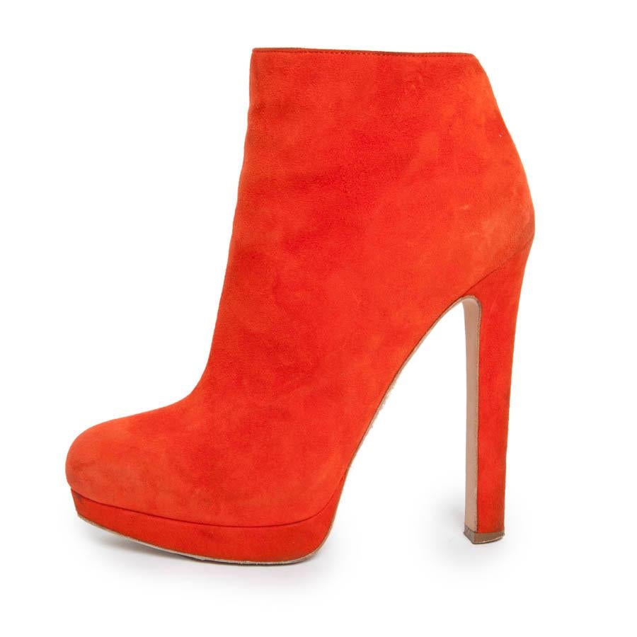 Alexander McQueen heeled ankle boots in orange velvet calfskin. Size 37 FR. Zip closure inside.

In very good condition. Slight wear on the heels and on the front of the boot

Dimensions : Heel height: 13 cm, platform height: 2 cm