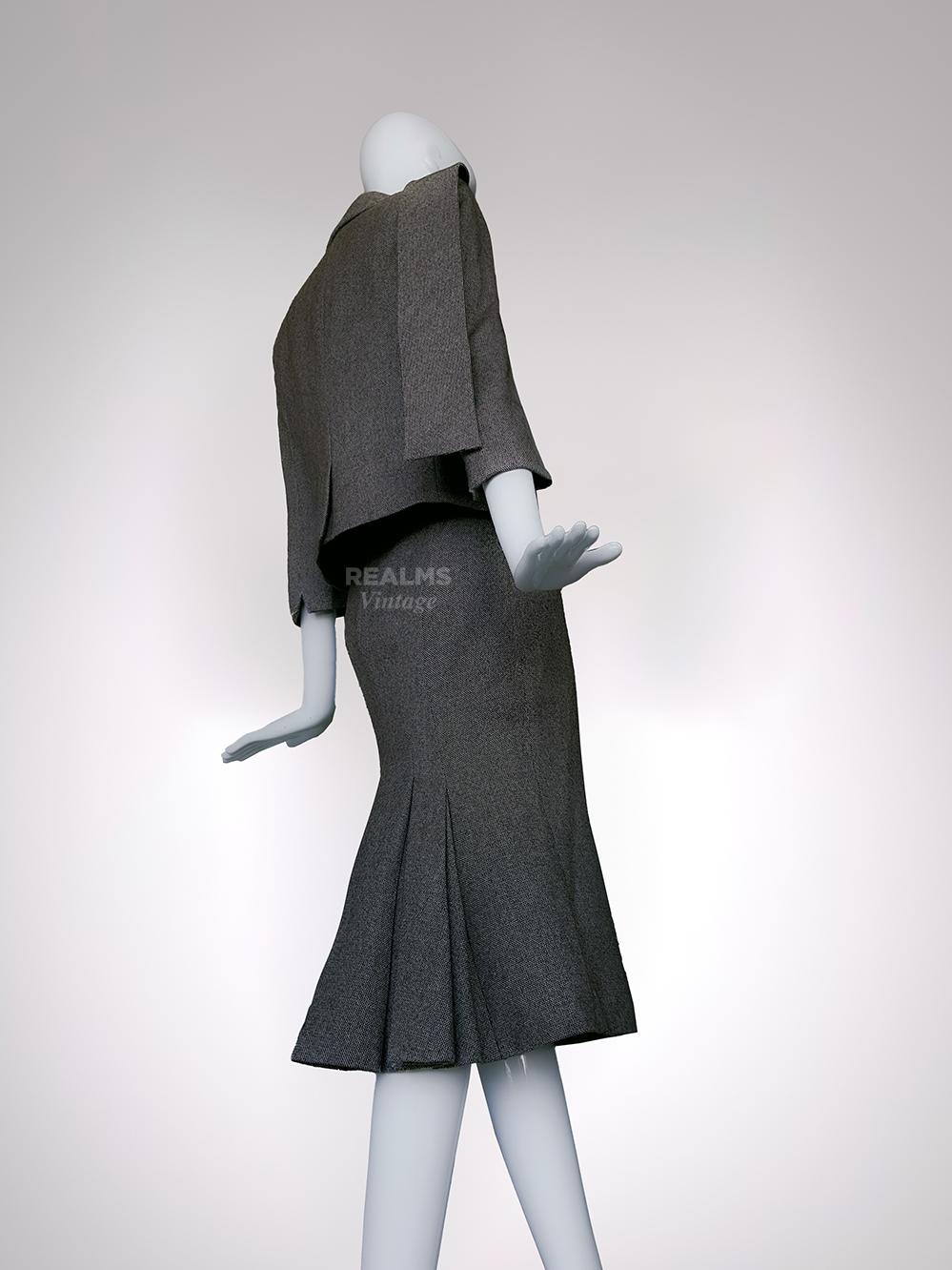 Alexander McQueen Archival FW 2005 « The Man Who Knew Too Much », tailleur jupe en laine en vente 5