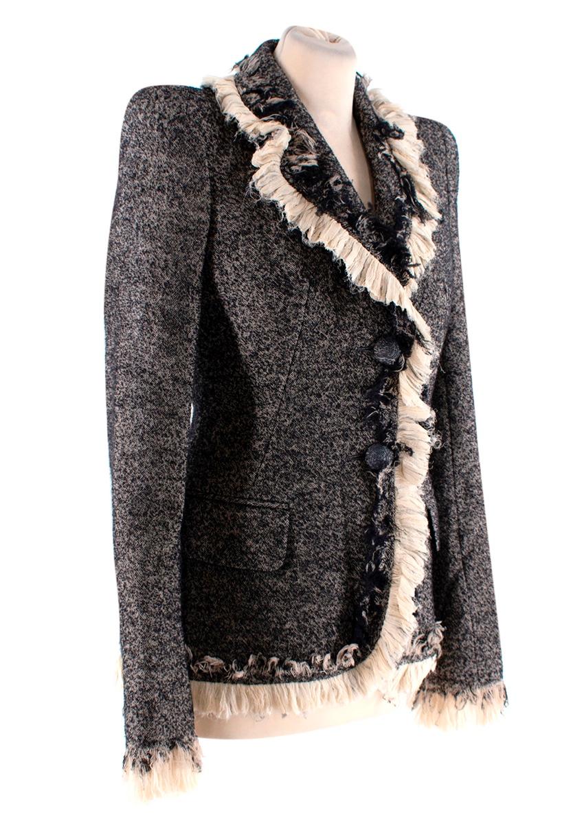Alexander McQueen Archiv Fischgräten-Tweed Blazer mit Rüschen
 
 
 
 - Stück aus der Ära Lee McQueen von 2010
 
 - Fischgräten-Tweed mit cremefarbenem Seidenchiffon, gerafftem Kragen, Manschetten und Saum
 
 - 2-Knopf-Verschluss
 
 - Pattentaschen