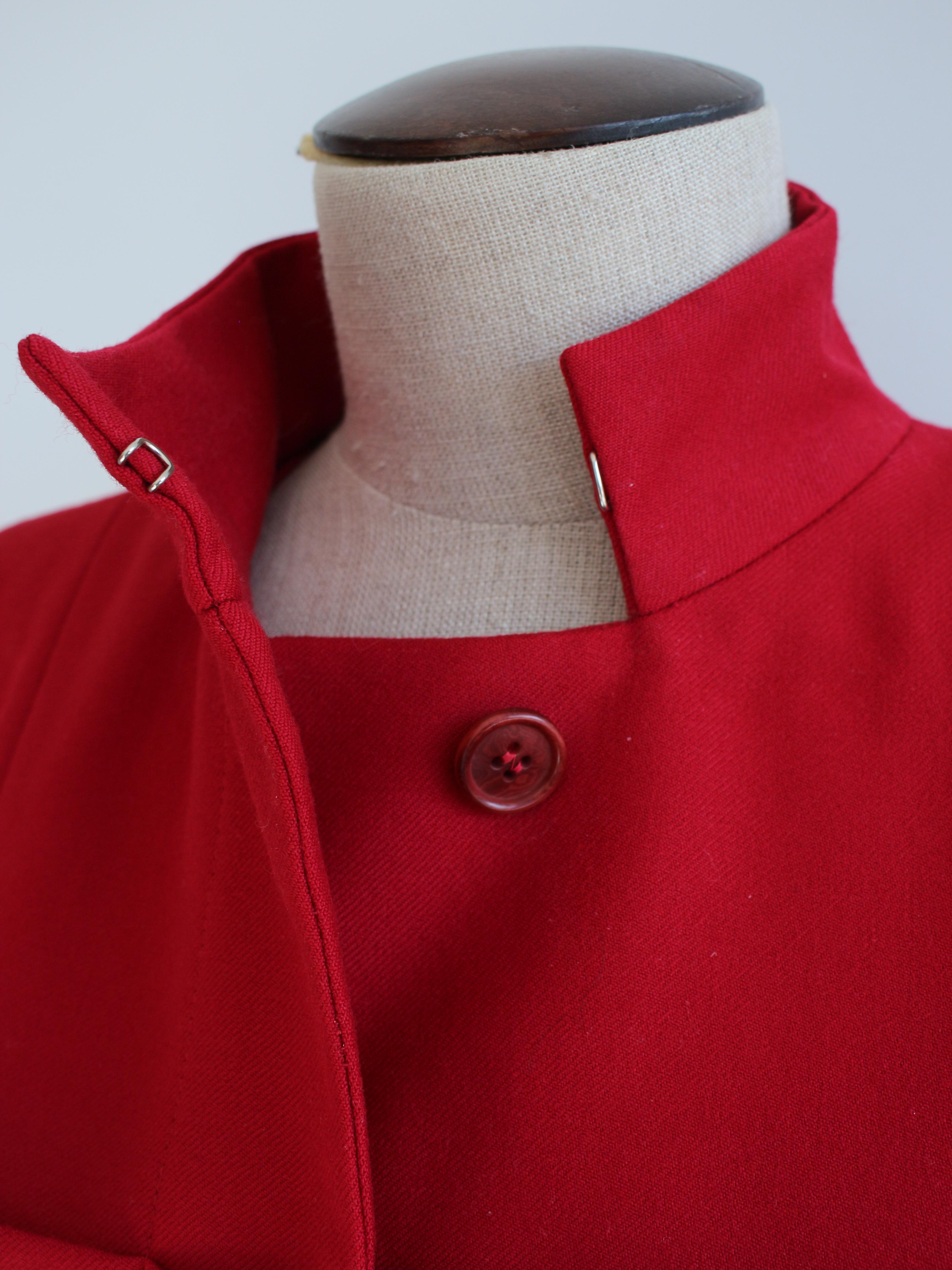 Alexander McQueen Autunno/Inverno 1999 'The Overlook' Cappotto da prete con pannelli rossi in vendita 5