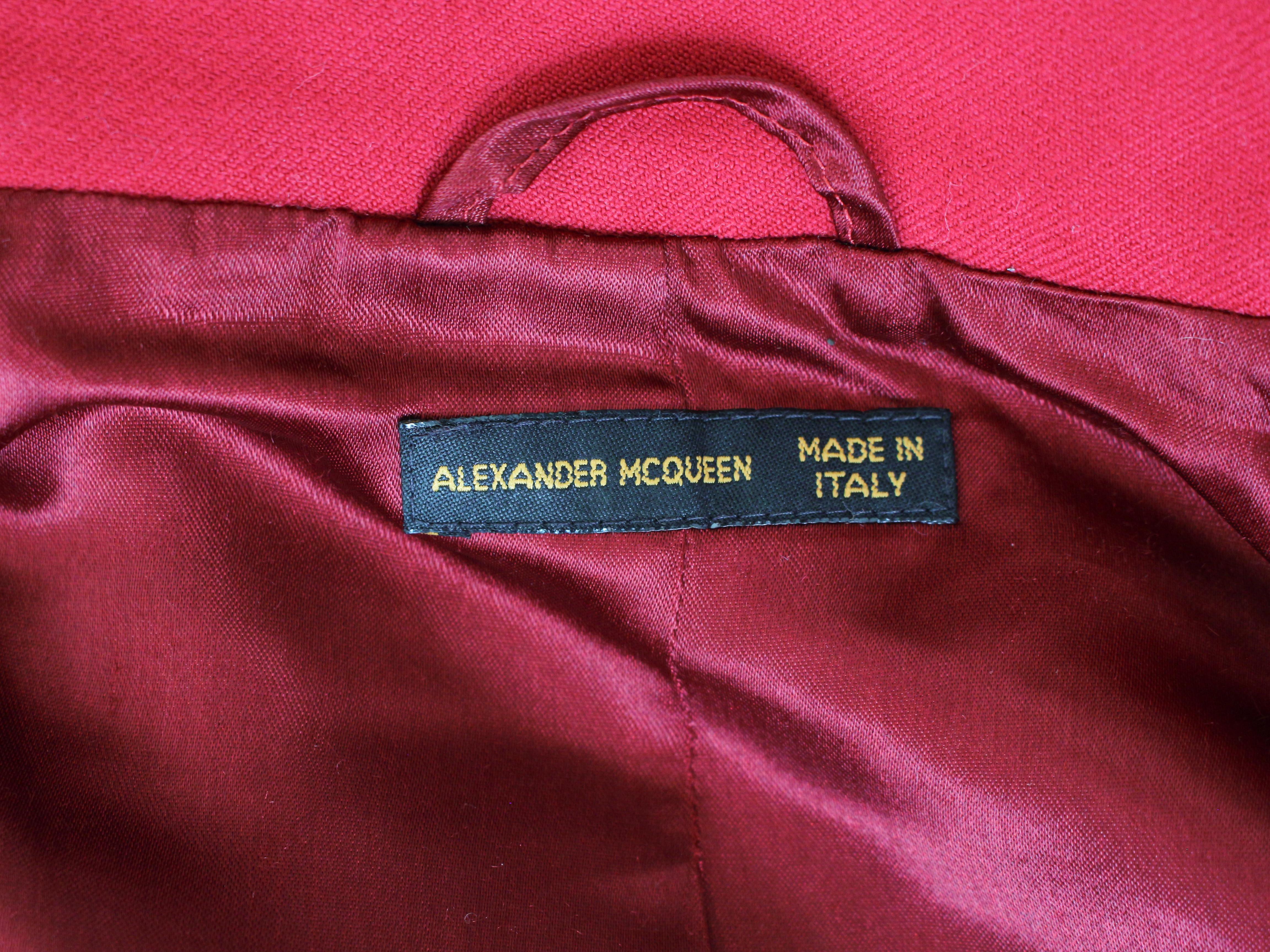 Alexander McQueen Autunno/Inverno 1999 'The Overlook' Cappotto da prete con pannelli rossi in vendita 7