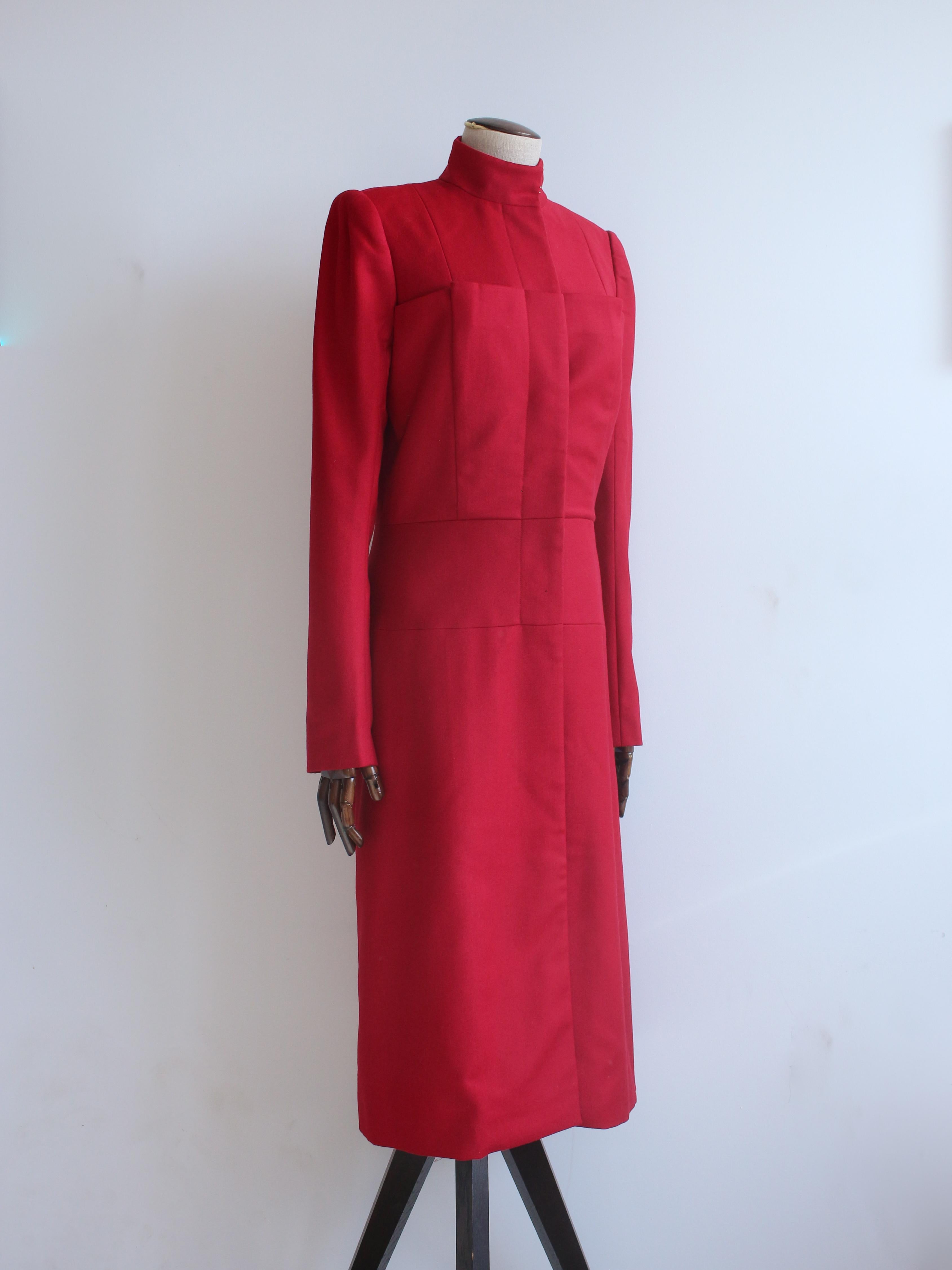 Alexander McQueen Autunno/Inverno 1999: cappotto stile sacerdote 