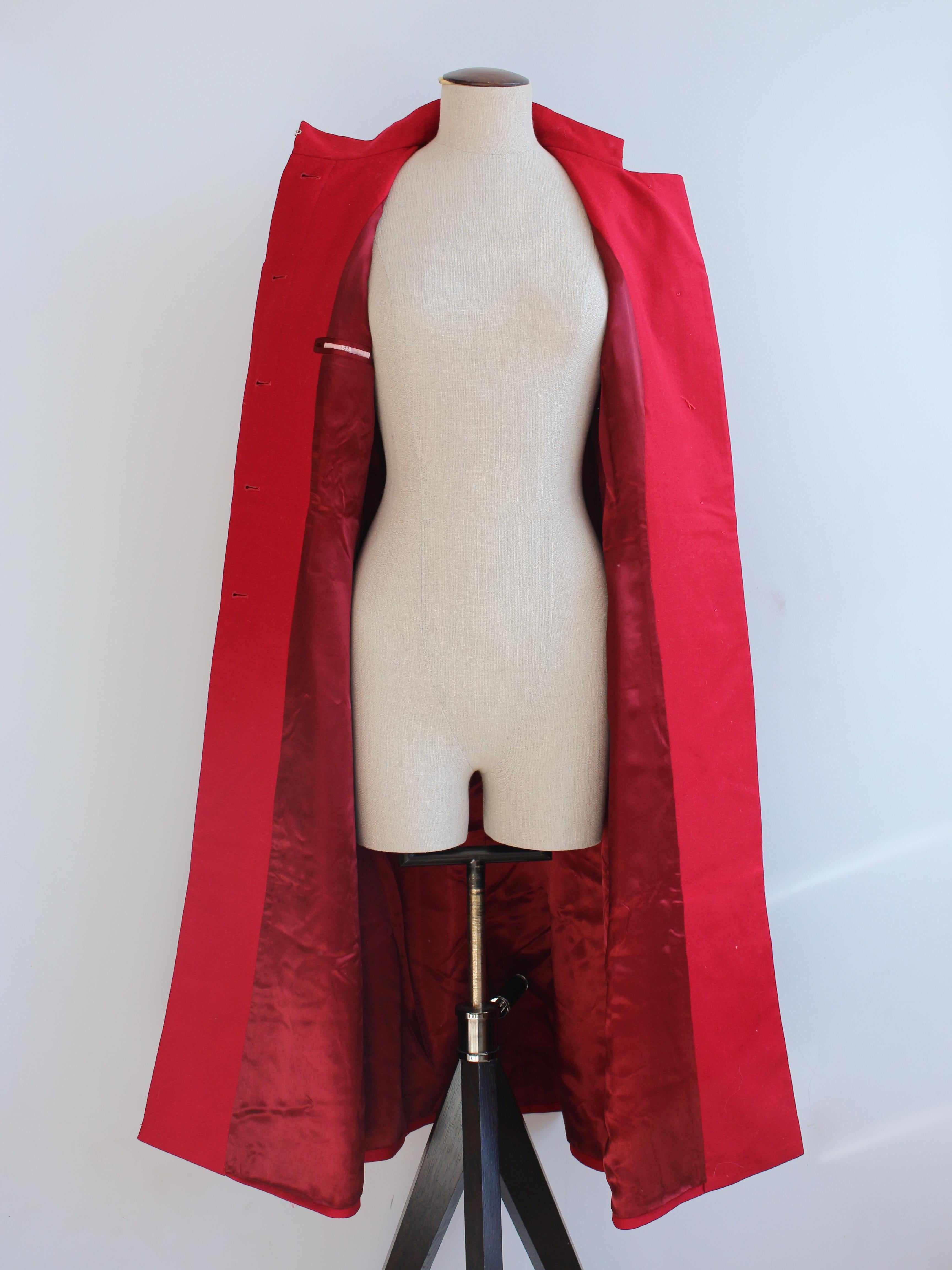 Donna Alexander McQueen Autunno/Inverno 1999 'The Overlook' Cappotto da prete con pannelli rossi in vendita