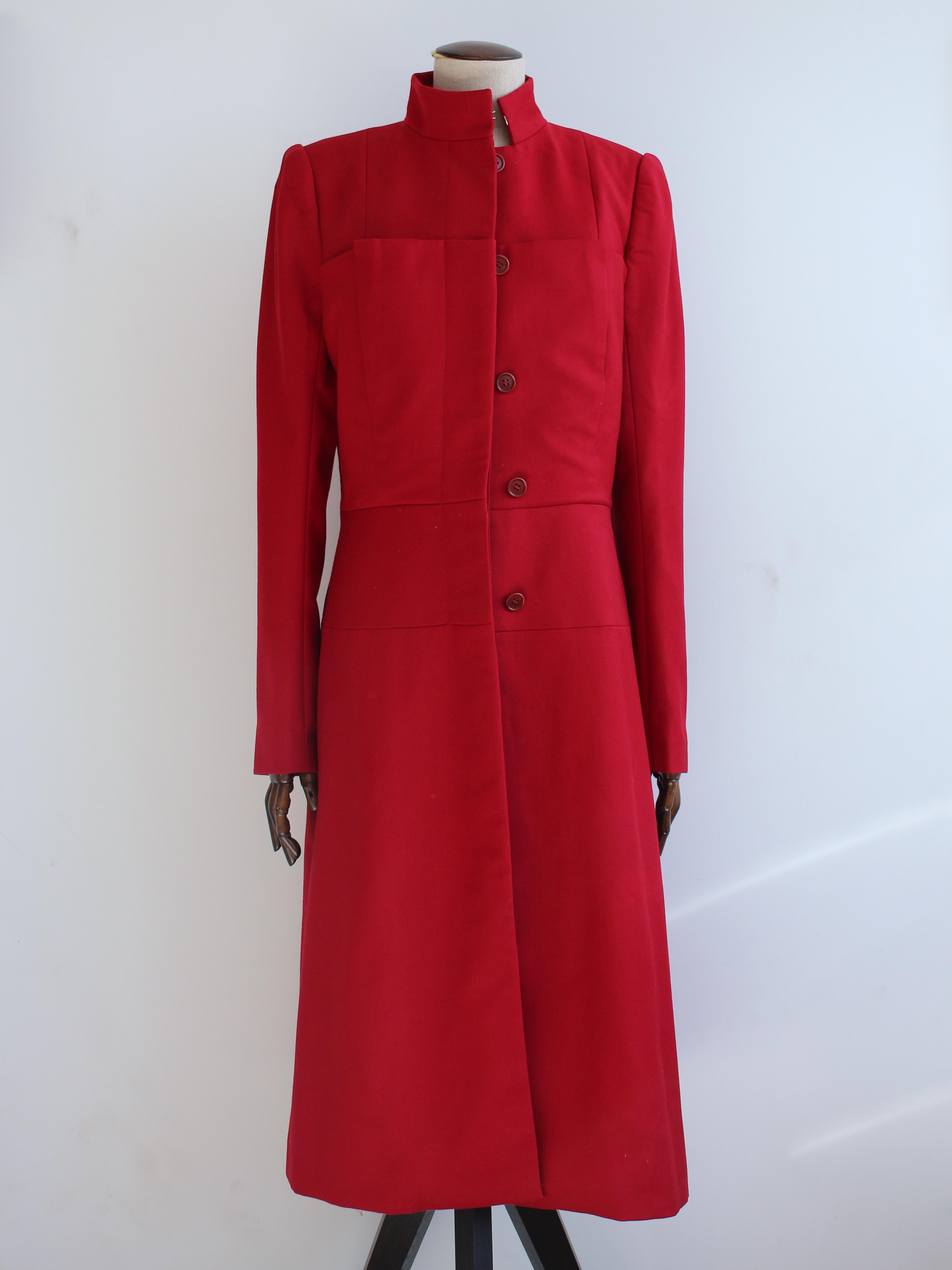 Alexander McQueen Autunno/Inverno 1999 'The Overlook' Cappotto da prete con pannelli rossi in vendita 1