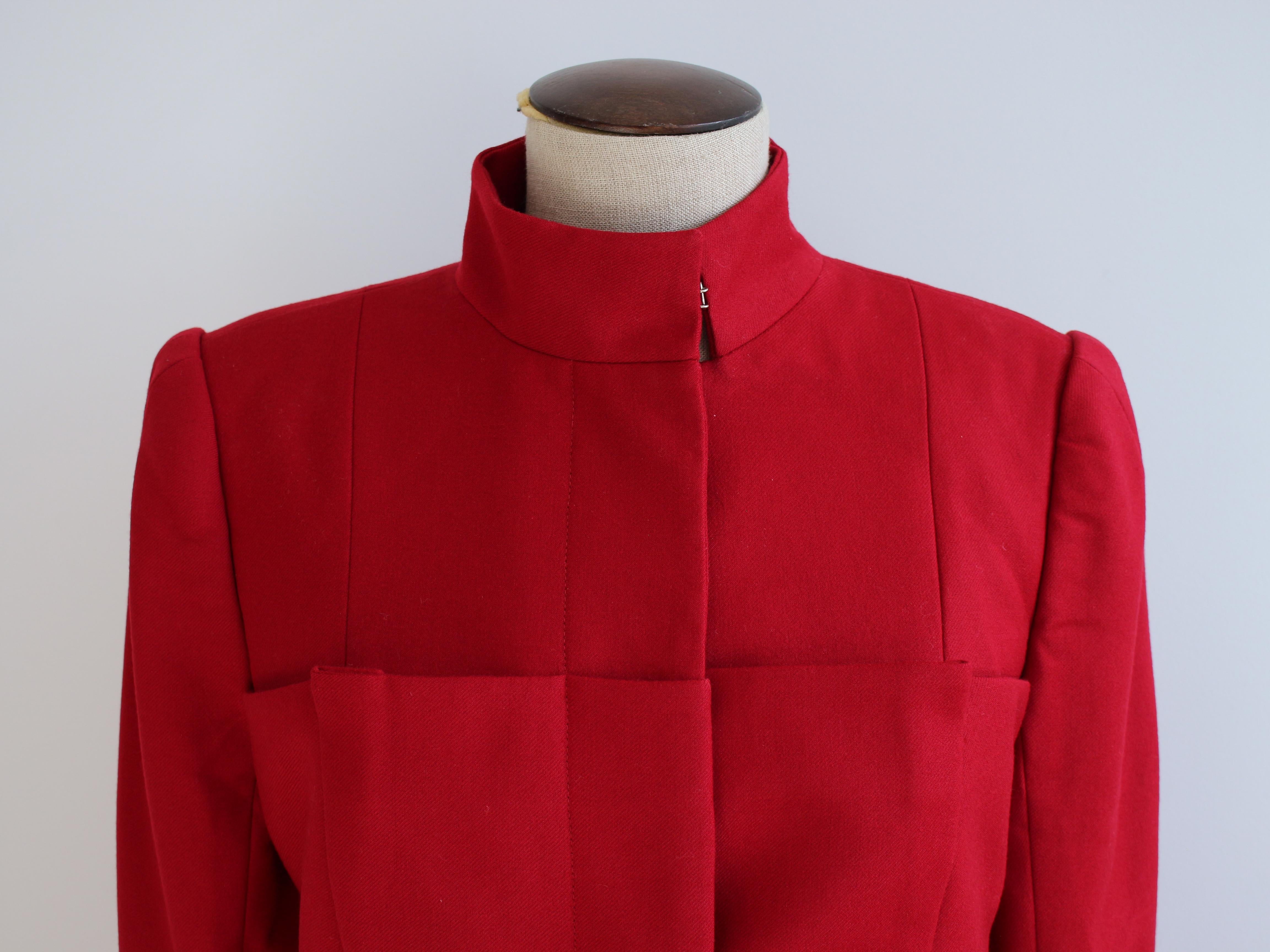 Alexander McQueen Autunno/Inverno 1999 'The Overlook' Cappotto da prete con pannelli rossi in vendita 2