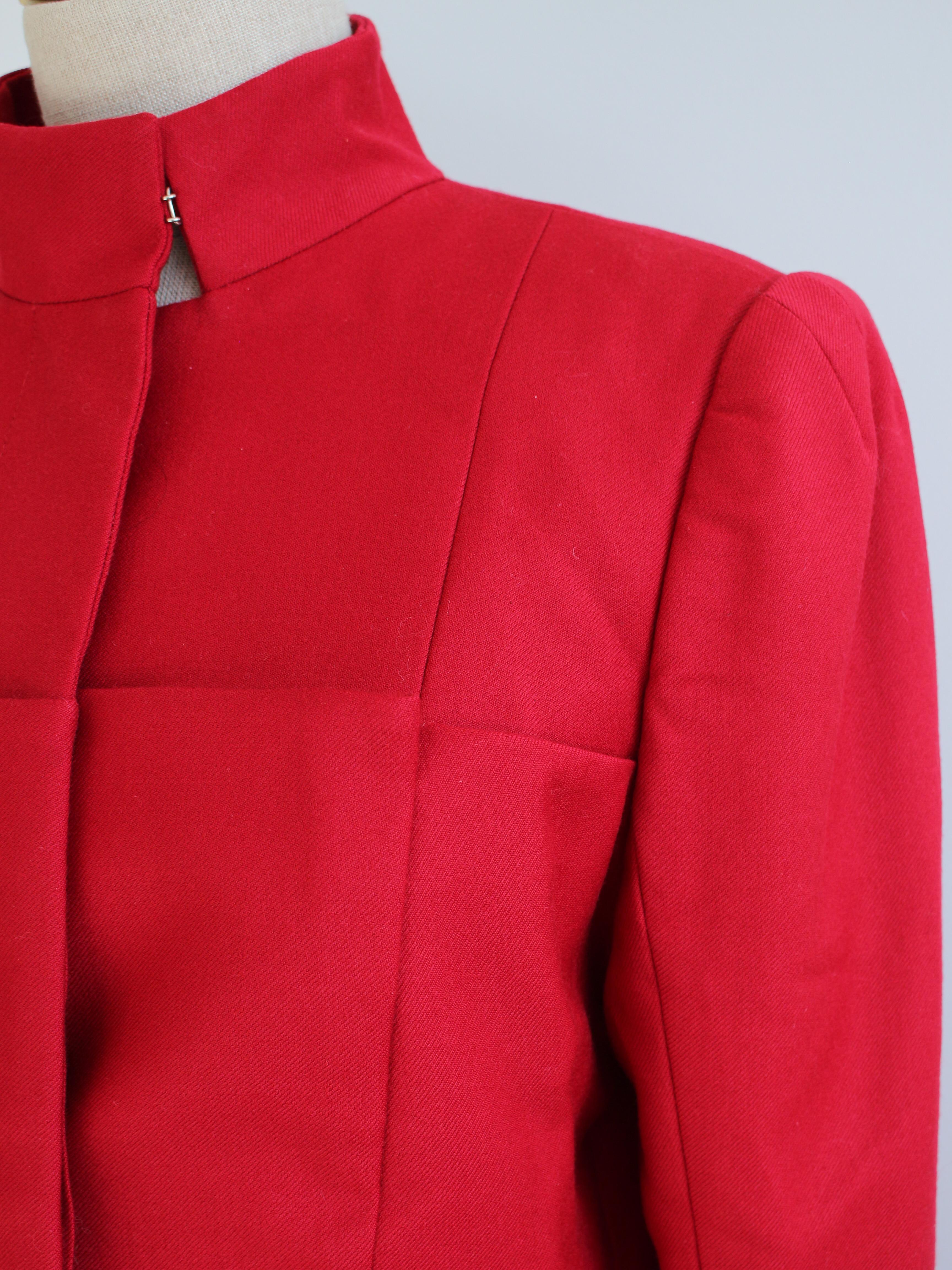 Alexander McQueen Autunno/Inverno 1999 'The Overlook' Cappotto da prete con pannelli rossi in vendita 3