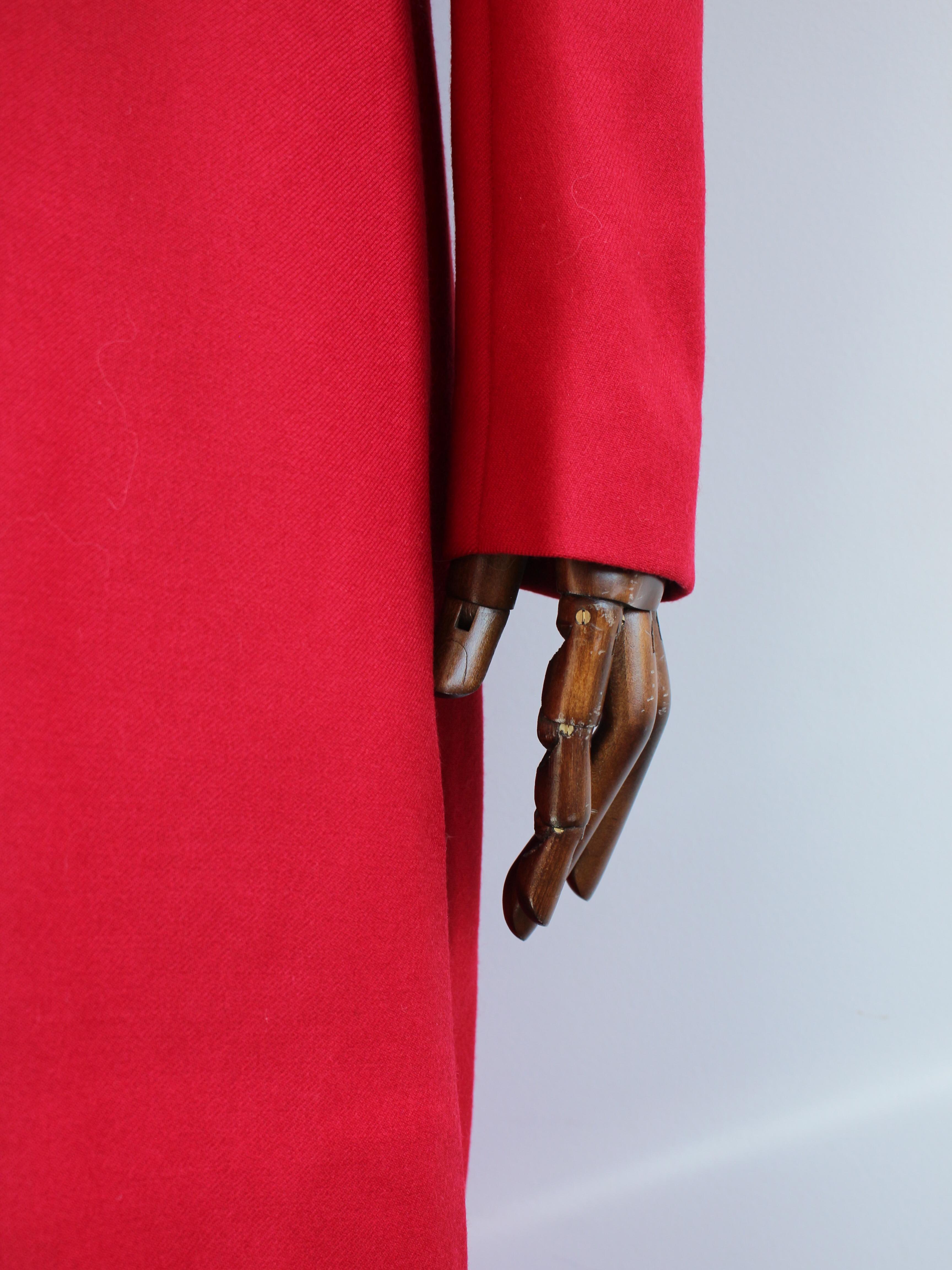 Alexander McQueen Autunno/Inverno 1999 'The Overlook' Cappotto da prete con pannelli rossi in vendita 4