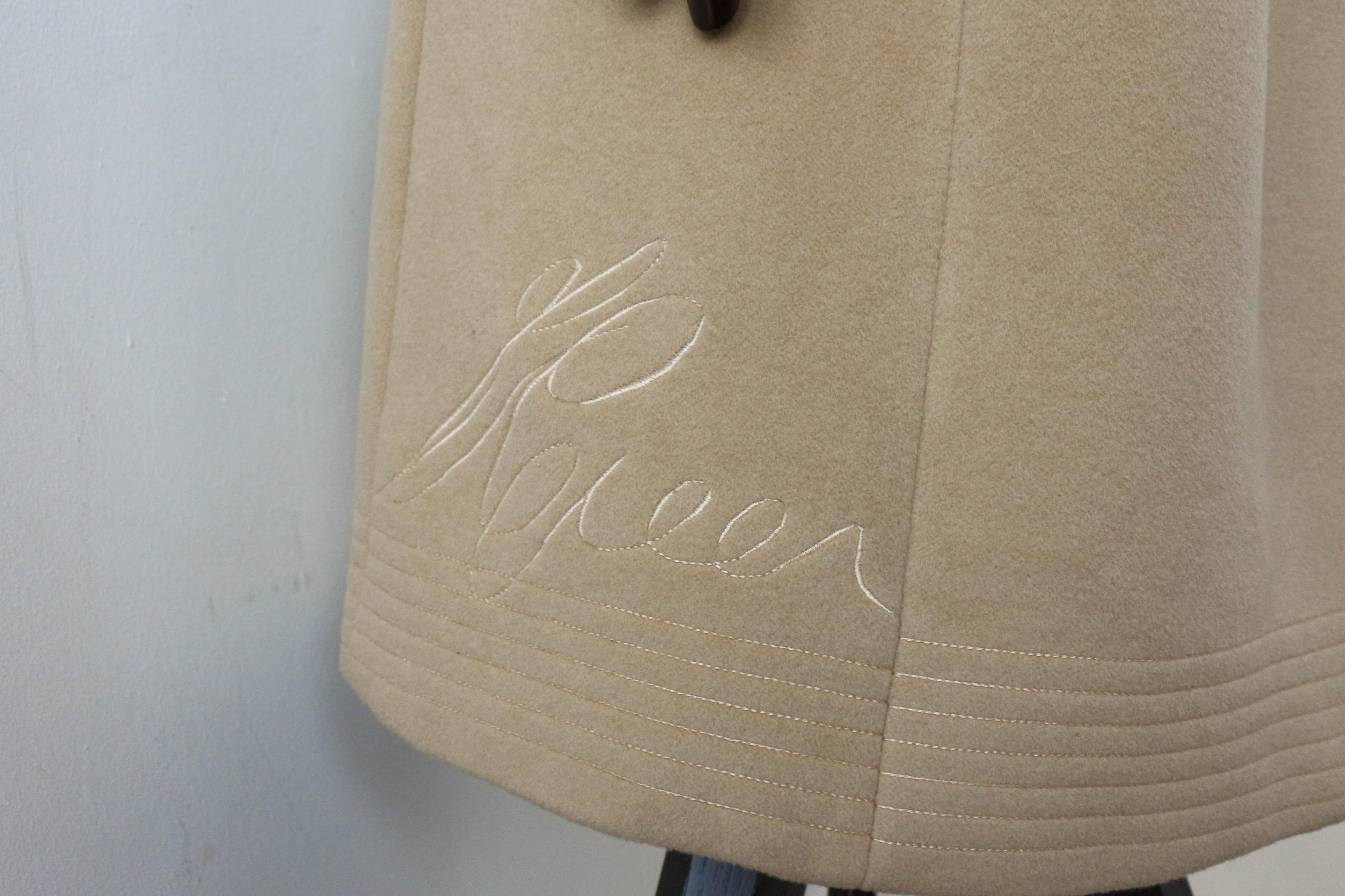 Alexander McQueen Autunno/Inverno 2001 'What a Merry Go Round' Cappotto firmato in cammello in vendita 5
