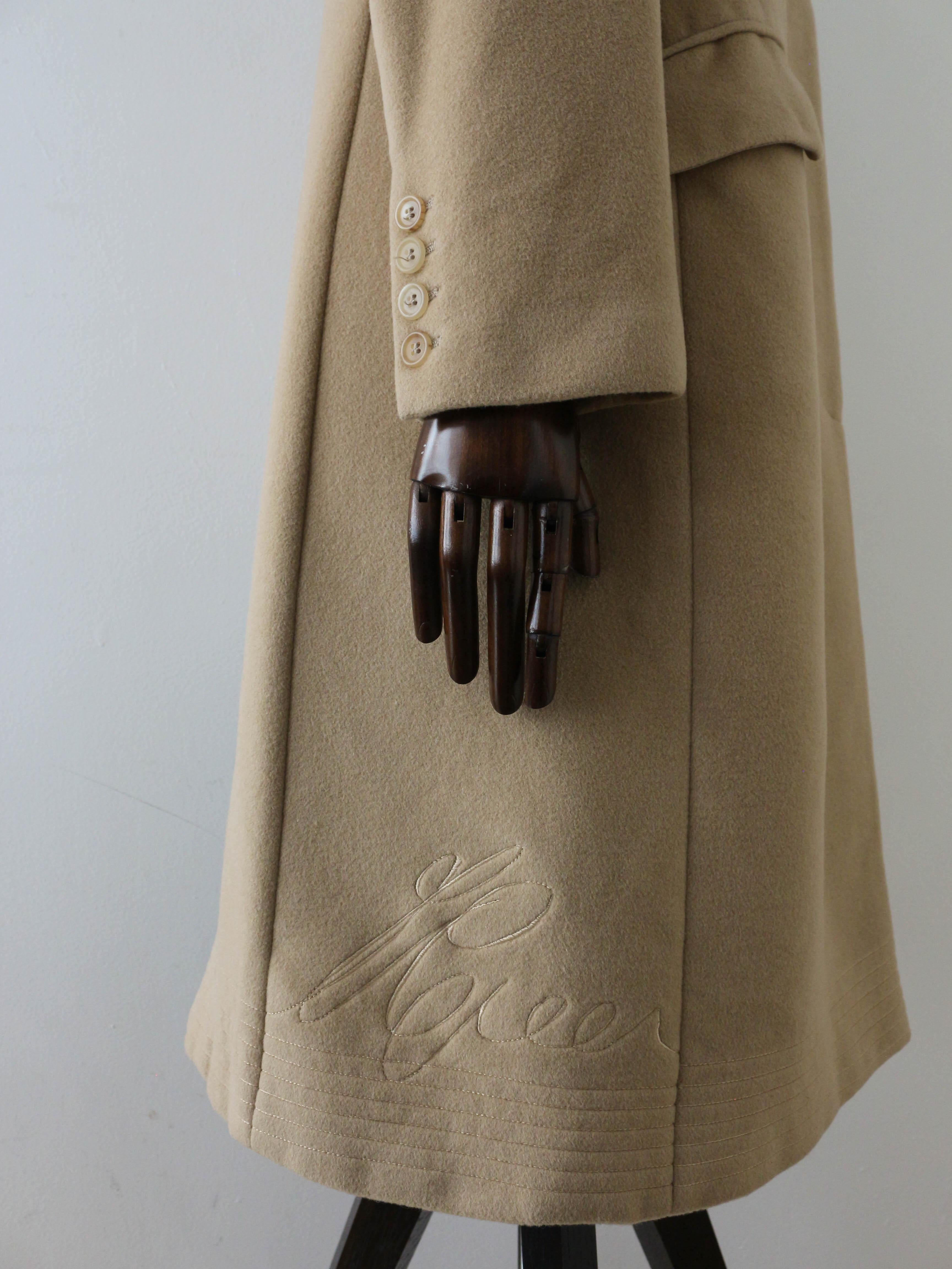 Alexander McQueen Autunno/Inverno 2001 'What a Merry Go Round' Cappotto firmato in cammello in vendita 7