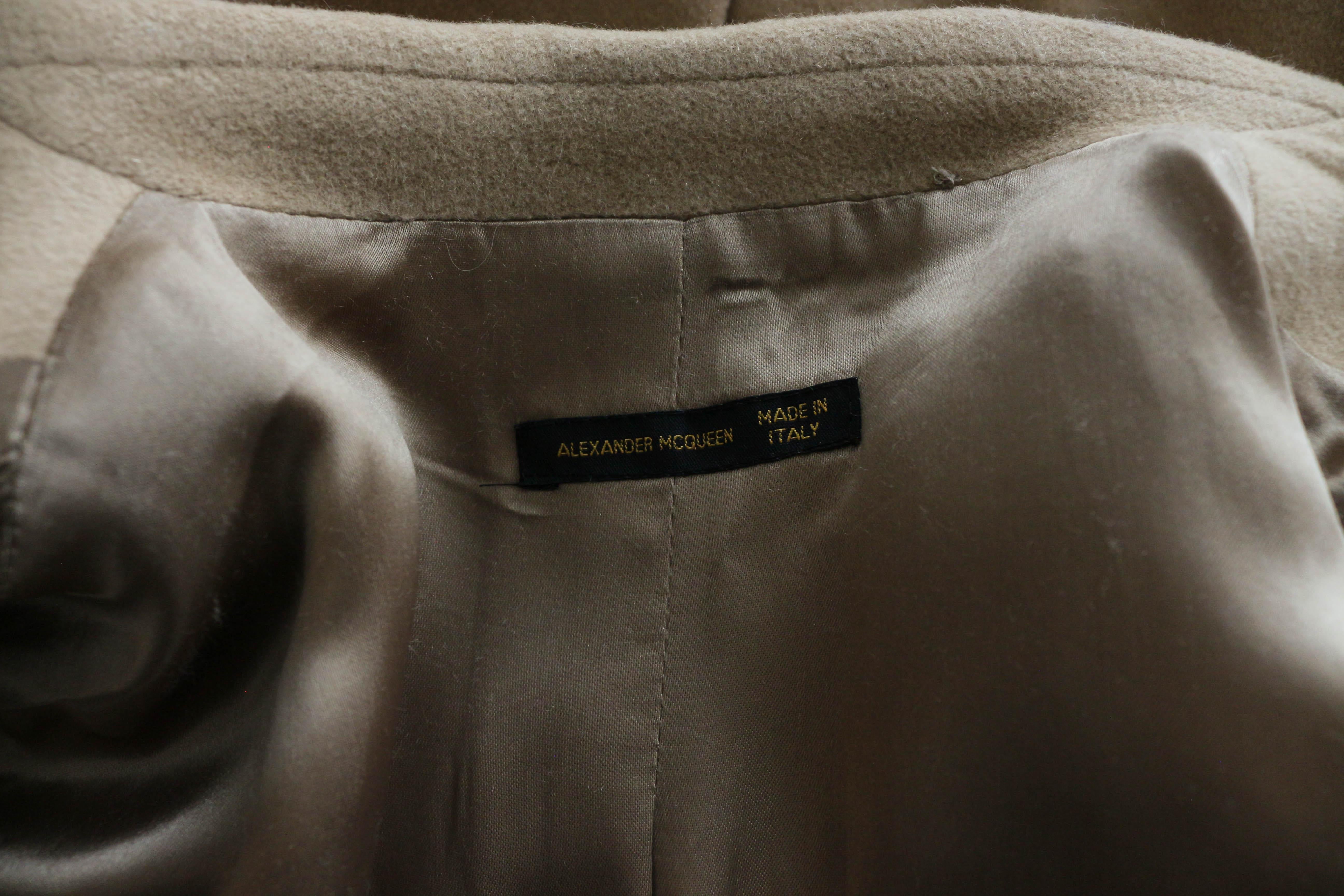 Alexander McQueen Autunno/Inverno 2001 'What a Merry Go Round' Cappotto firmato in cammello in vendita 8