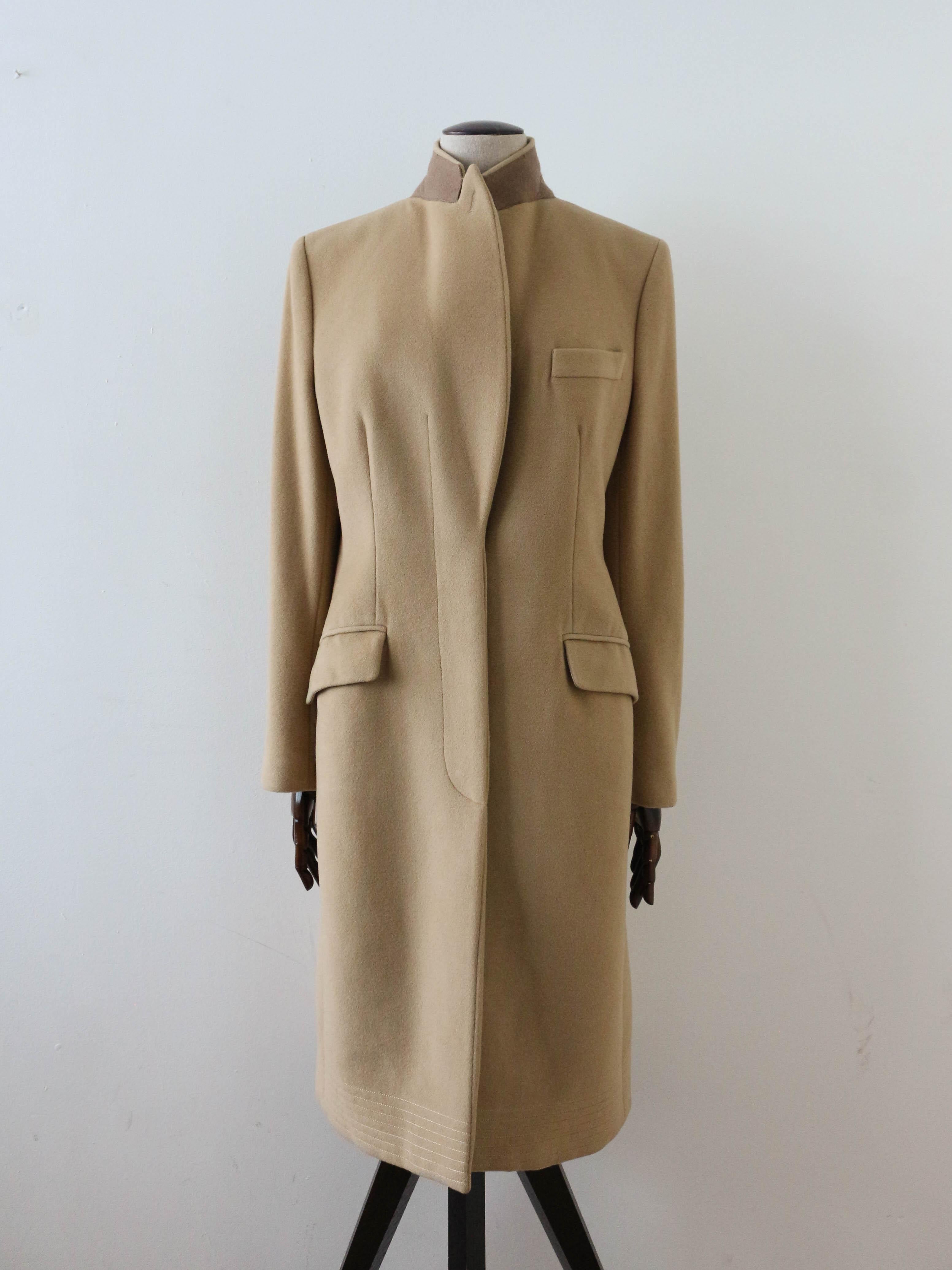 Alexander McQueen Autunno/Inverno 2001 'What a Merry Go Round' Cappotto firmato in cammello In condizioni buone in vendita a Manchester, GB