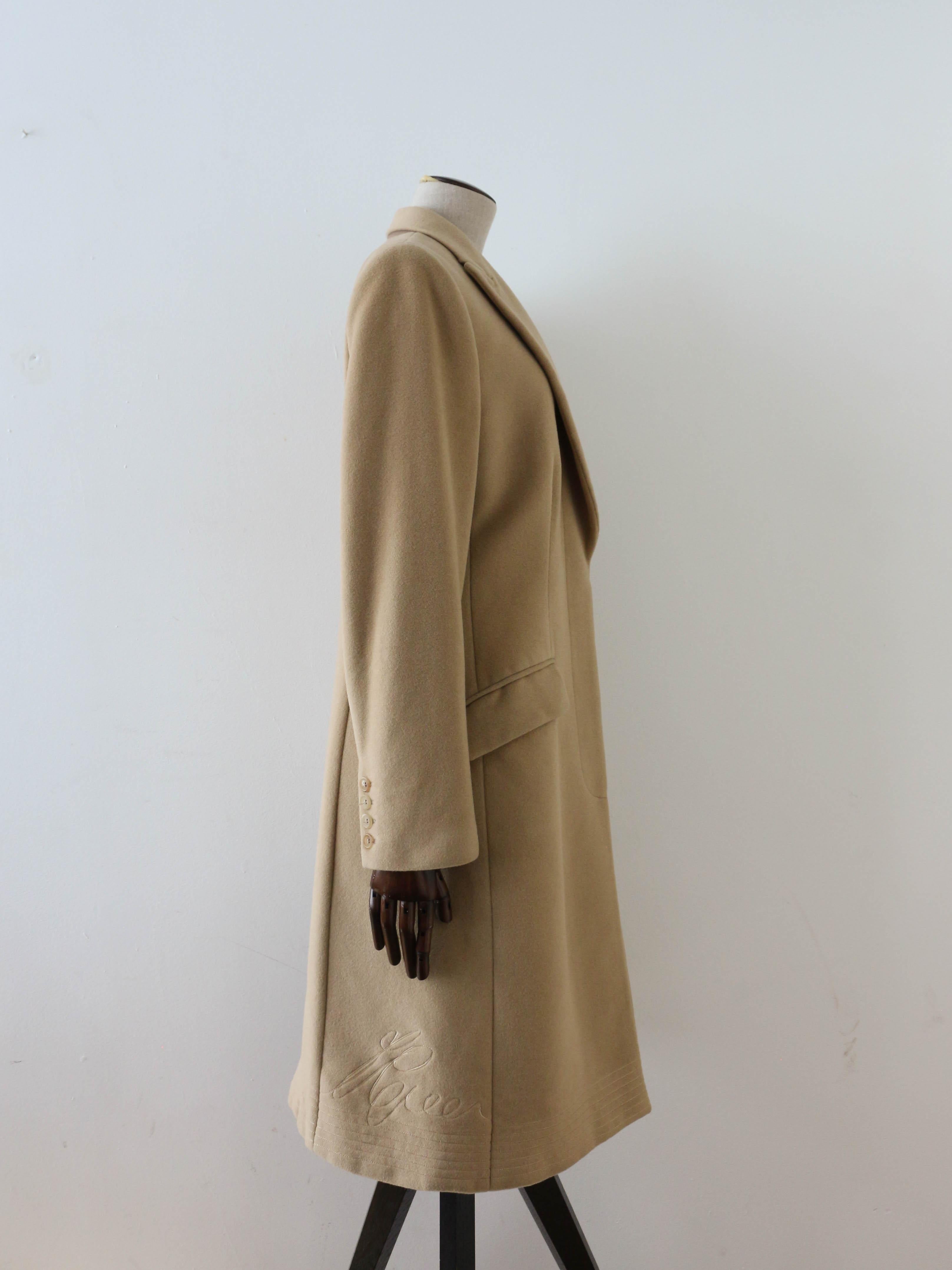 Donna Alexander McQueen Autunno/Inverno 2001 'What a Merry Go Round' Cappotto firmato in cammello in vendita